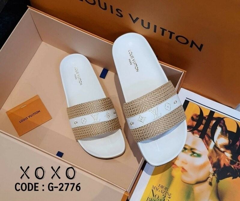 Louis Vuitton แตะสวม สวยเก๋ ใส่สบาย วัสดุผ้ากระสอบ คาดลาย LV นุ่มใส่สบาย ยางร่องบุ๋ม ใส่กระชับเท้า แมทส์ชุดง่าย น้ำหนักเบา