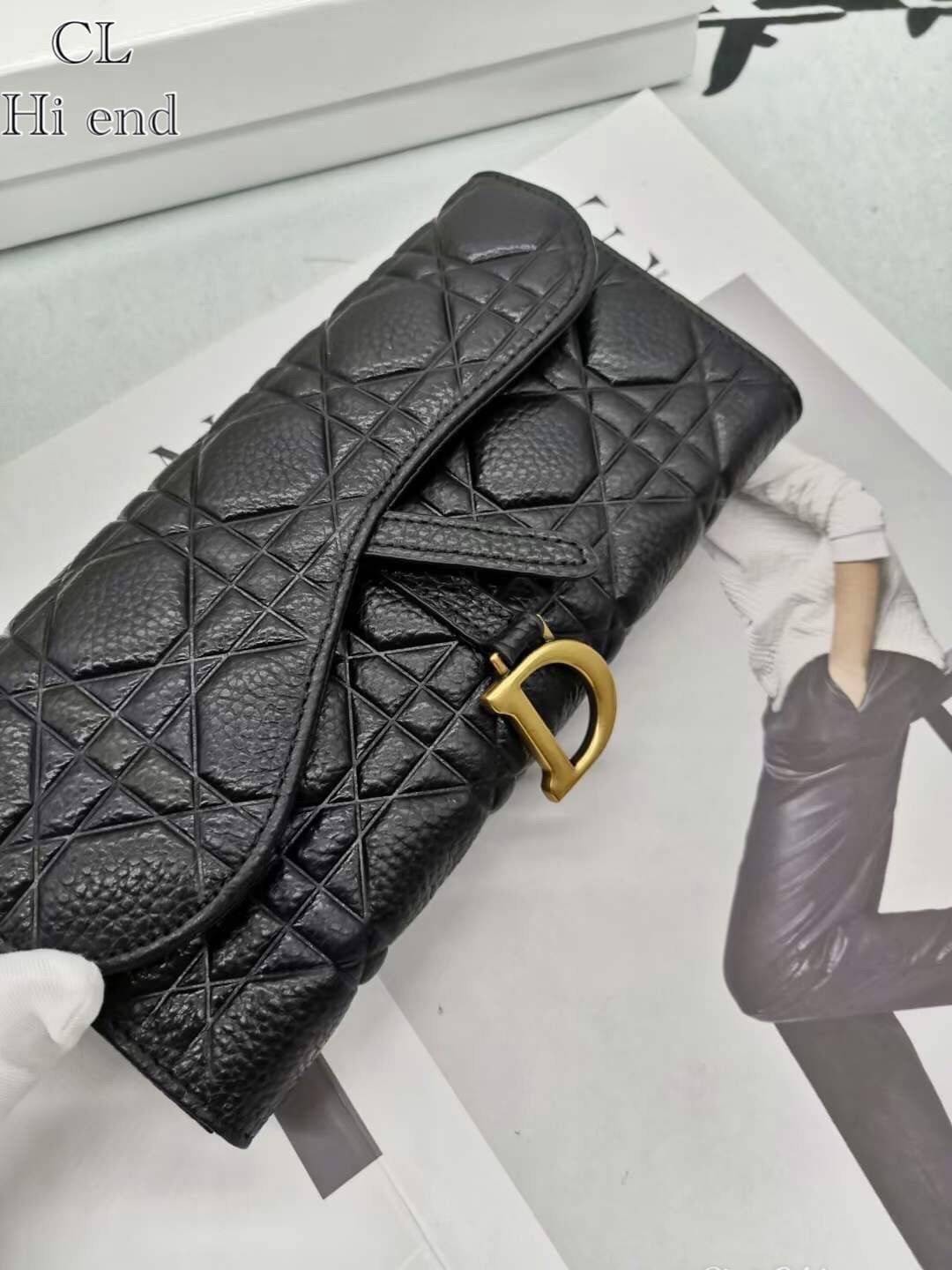 Dior Long Saddle Wallet / Dior Wallet / Dior Long Wallet กระเป๋าสตางค์ใบยาว เปิดหน้าทรงเคิร์ปอานม้า มีห้อยตัว D เอกลักษณ์ของความหรู วัสดุหนังแท้ ผสมผสานความสง่างามและคลาสสิกที่เข้ากับยุคสมัย ด้านหน้าโดดเด่นด้วยซิกเนเจอร์แบรนด์ เป็นอีกหนึ่งรุ่นที่ดาราเชเลป