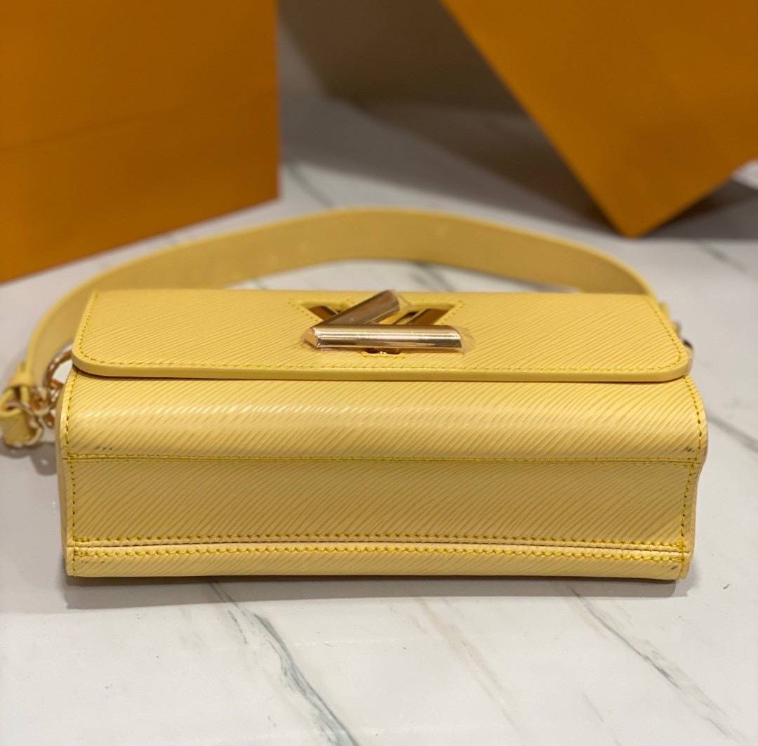 ORI หนังแท้ | LV Twist West Bag elongated shape in grained Epi leather กระเป๋าสะพาย/กระเป๋าถือ พร้อมสายโซ่ หนังลายเกรน Epi รูปทรงยาวและสง่างาม นำเสนอมุมมองใหม่สุดเท่ให้กับไอคอนของแบรนด์ ในหลากหลายเฉดสีทันสมัย