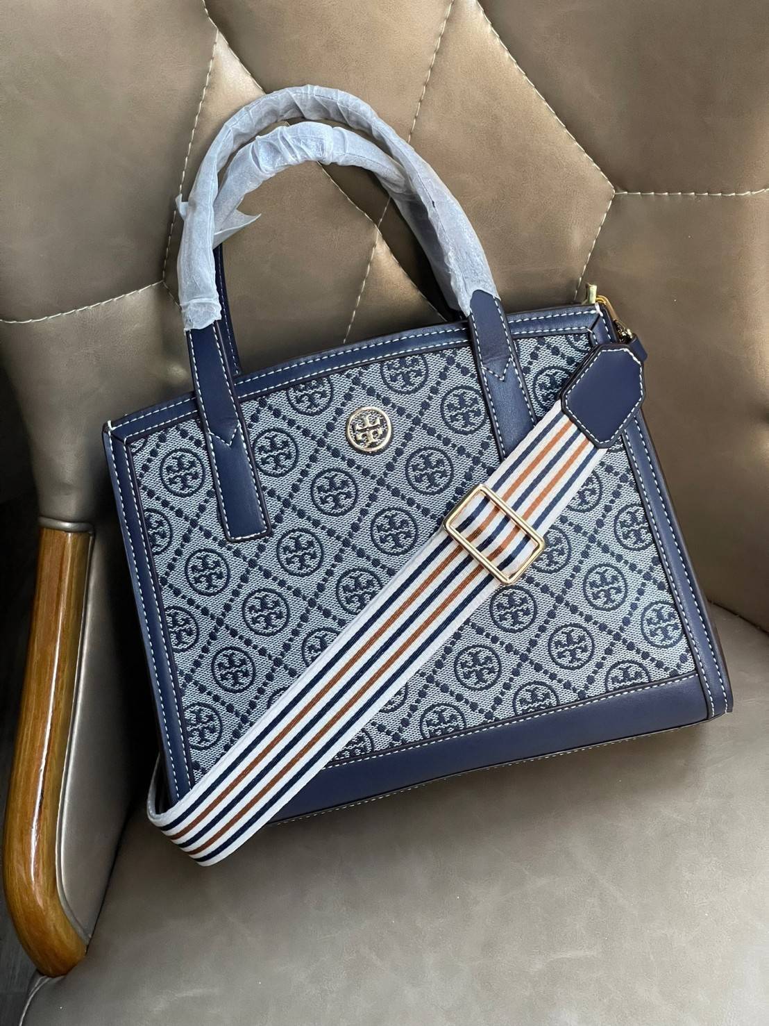 Tory burch T monograme Walker small sacthel คอลเลกชั่นนี้เป็นกระเป๋าที่ตอบโจทย์สาววัยทำงานอย่างมาก ใช้เป็น Everyday Bag สำหรับสาว ๆ เหมาะกับการใช้งานทุกช่วงเวลา ลวดลายของ T Monogram สุดคลาสสิก ตกแต่งขอบด้วยหนัง ยังจุของได้เยอะตอบโจทย์สาว ๆ ที่มีของใช้ส่วน