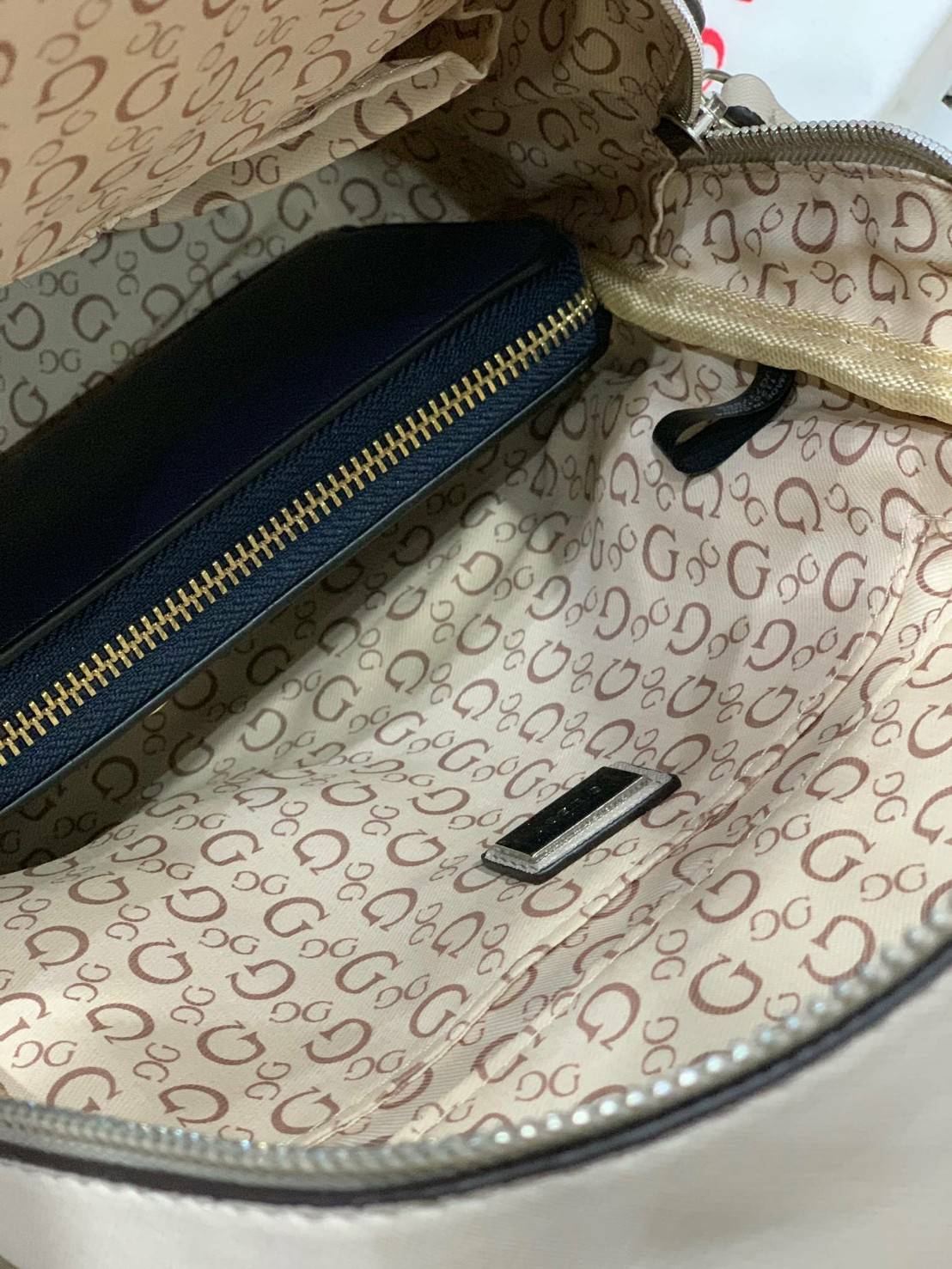 5สี Guess Woman’s Backpack กระเป๋าเป้สะพายรุ่นใหม่! วัสดุหนังsaffiano ขนาดกลางกำลังดี เปิดปิดด้วยหัวซิปหนัง ภายในบุผ้าลายsignature กว้างใส่ของได้เยอะ กระเป๋าสตางค์ยาว มินิไอแพค ด้านหน้ามีอีกหนึ่งช่องซิปเก็บของจุกจิกได้ มีโลโก้ตัวนูนเป็นดีเทลน่ารักๆ สายสะพ