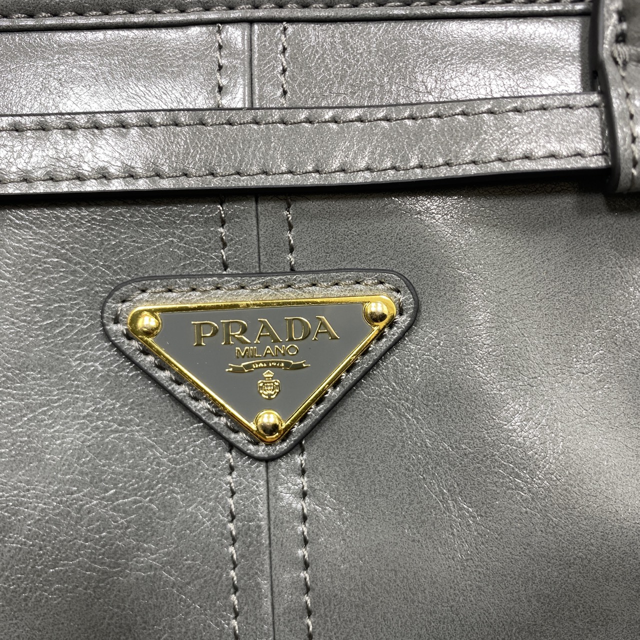 ORI หนังแท้ | Prada Bonnie medium leather handbag 32cm กระเป๋าสะพายทรงโท้ท โดดเด่นด้วยดีไซน์ที่เน้นความประณีตแต่ใช้งานได้จริง หนังเนื้อนุ่มเคลือบเงา เน้นย้ำเสน่ห์อันทันสมัยและใช้งานได้หลากหลาย