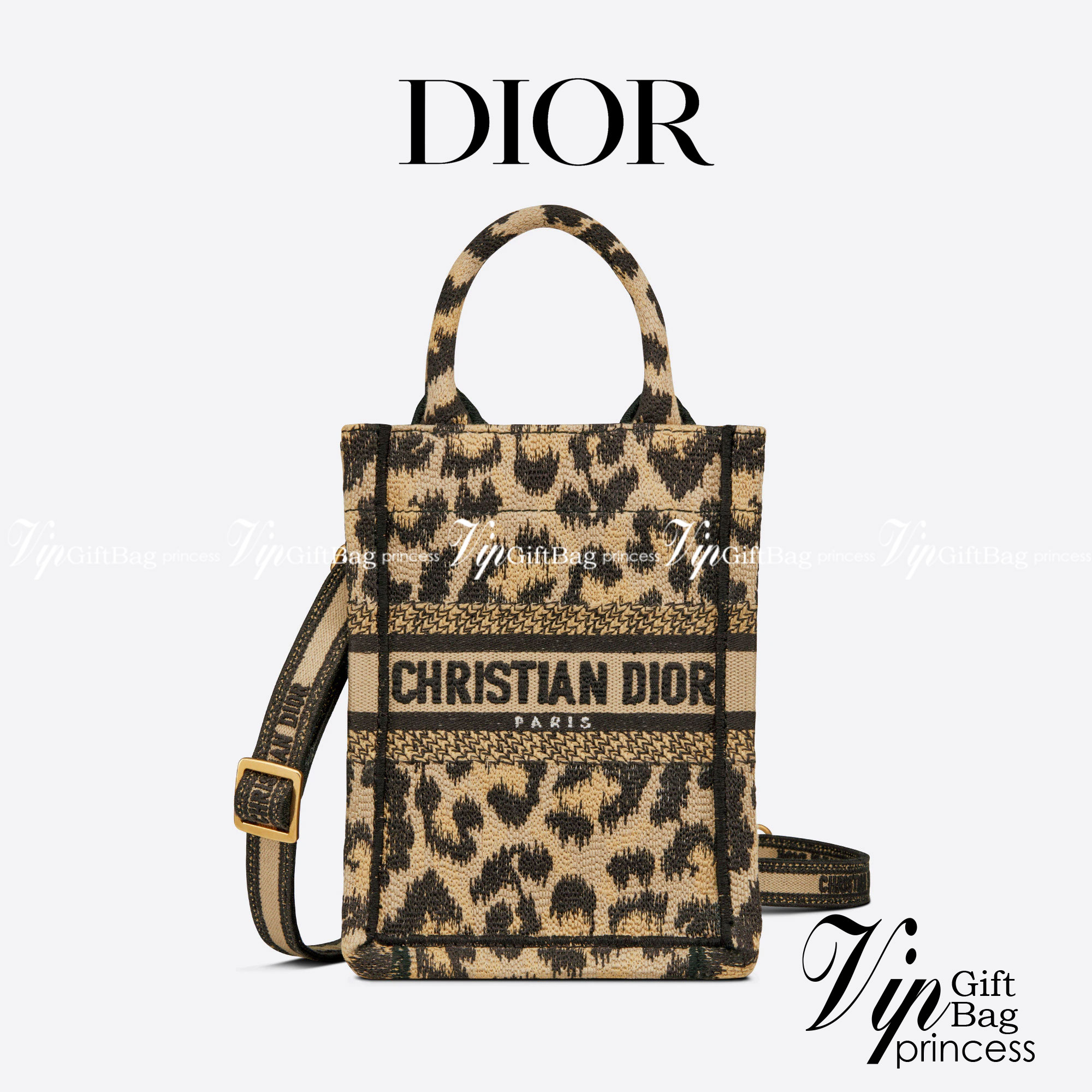 ORI 】Mini Dior Book Tote Phone Bag Beige Multicolor Mizza Embroidery พร้อมส่งที่ไทย ภาพสินค้าถ่ายจากงานขายจริง ใช้งานต่างประเทศได้ กระเป๋าใบมินิจะใส่โทรศัพท์ได้เช่นเดียวกับของใช้จำเป็นเล็กๆ น้อยๆ ในแต่ละวัน มาพร้อมสายสะพายไหล่แบบปักที่ปรับได้และถอดออกได้ 