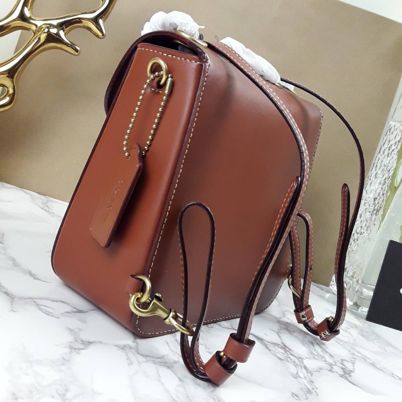 OUTLET 】COACH MADISON CONVERTIBLE BACKPACK 18 IN SIGNATURE CANVAS (C0828) ใบเดียว เปลี่ยนลุคได้เยอะขนาดนี้ ต้องมีแล้ว 🍁ใบนี้ ปรับลุคได้ตามใจสั่งเลย >> เป็นเป้ได้ คล้องไหล่ได้ คลอสบอดี้ได้ หรือจะปรับสายสั้นเก็บด้านในกระเป๋า ถือแบบสวยๆ ดูดีแบบ