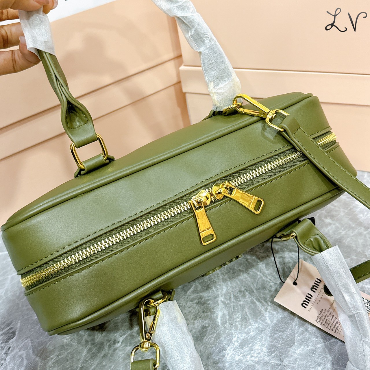 MIU MIU Arcadia leather bag กระเป๋าถือ/สะพายสุดชิคมากในตอนนี้ ดีไซน์เรียบแต่มากมีอยู่จริง สวยดูแพง แมทชุดได้ง่ายสุด มินิมอลมินิใจ หูจับในตัวง่ายและสะดวกพกพา มาพร้อมสายสะพายข้างให้อีก