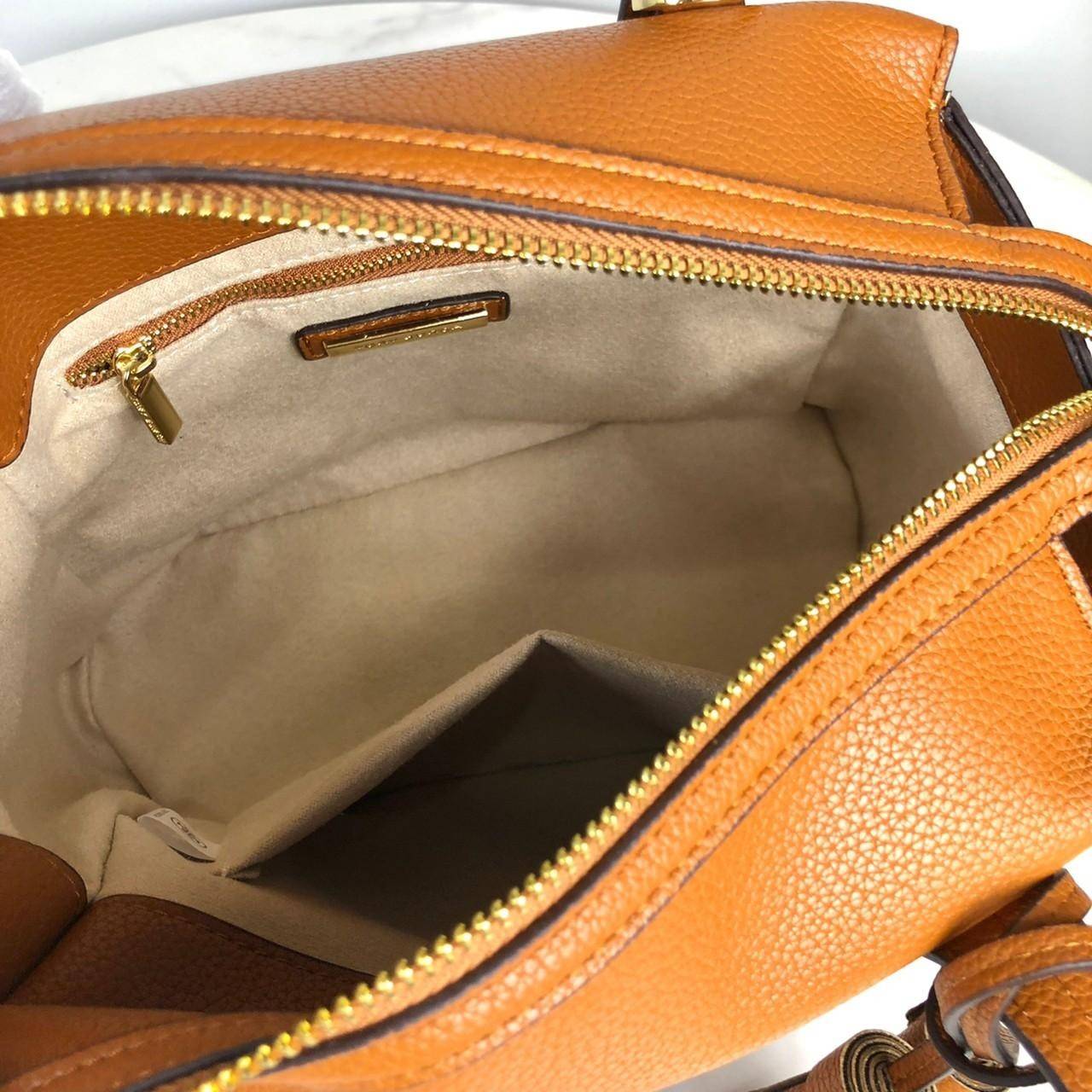 TORY BURCH Handbag / TORY BURCH shoulder bag พร้อมส่งที่ไทย กระเป๋าถือ หรือสะพาย TORY BURCH เปิด - ปิดกระเป๋าด้วยซิป ด้านในมีช่องซิป 1 ช่อง ช่องใส่ของ 1 ช่อง หูจับสูง 12 cm มาพร้อมสายสะพายยาว สามารถถอดและปรับได้ 3 ระดับค่ะ