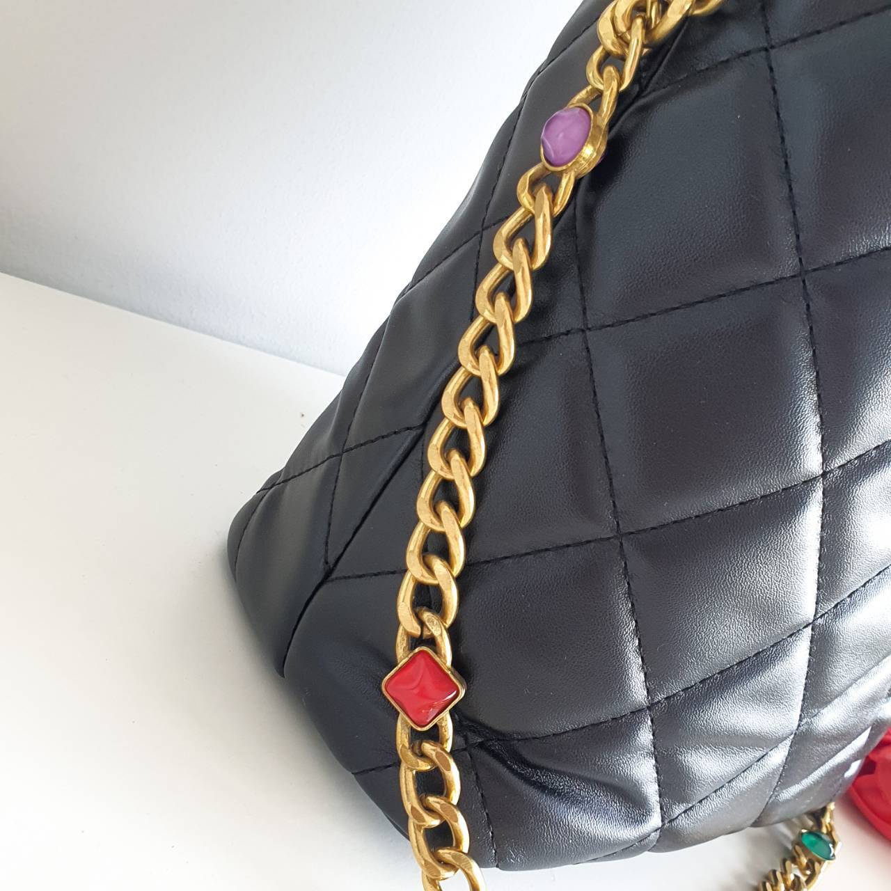 กระเป๋าทรงขนมจีบหรู จากงาน CHANEL VIP GIFT(GIFT WITH PURCHASE) จากเคาเตอร์ต่างประเทศ จากแบรนด์ CHANEL ลายหนังเรียบเงา อะไหล่ทองเข้มวินเทจ ด้านหน้าประดับโลโก้แบรนด์สีทอง เปิดปิดด้วยหนังคาดกระดุมแม่เหล็ก มาพร้อมช่องซิปอีกหนึ่งช่อง มาพร้อมสายโซ่ยาวประดับกิมม