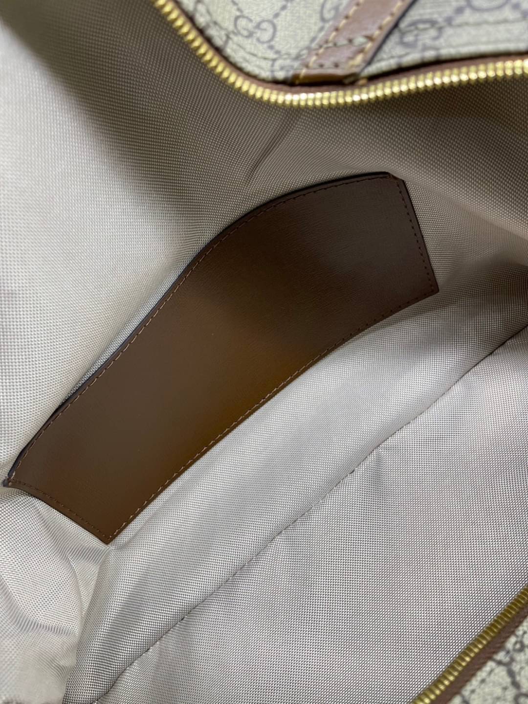 GUCCI Duffle bag with Interlocking G เกรดออริจินอล กระเป๋าใบใหญ่จุใจ 16" ใส่สัมภาระขึ้นเครื่องเดินทางได้ ใส่เสื้อผ้า รองเท้า เอกสาร A4 iPad Notebookได้ หูจับแข็งแรง สายสะพายยาวถอดออกได้ สะพายไหล่หรือ Crossbody ก็ดูดี ใช้ได้ทั้งชายหญิง ภาพถ่ายสินค้าจร