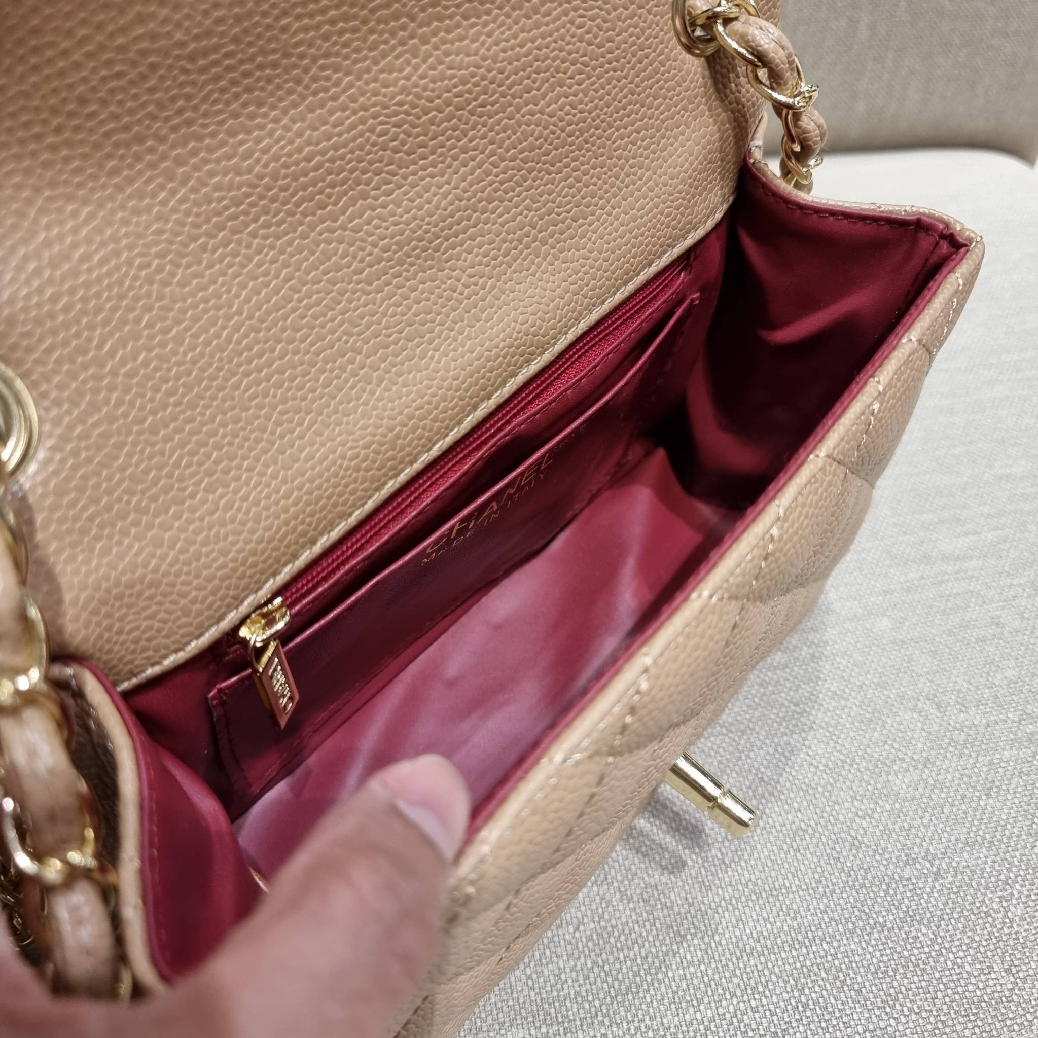 VIP 】3สี คัมแบคทูสต็อค!! จัดมาแน่นๆ พร้อมสีรับความเฮง!! พรีเมี่ยมจากแบรนด์ Chanel vip สุดพิเศษจากเคาน์เตอร์ กระเป๋าสะพาย หนังสังเคราะห์ลายคาร์เวีย หรูหราทั้งอะไหล่เงินและอะไหล่ทอง สะพายแล้วขับผิวมากๆใบนี้ เปิด-ปิดกระเป๋าด้วยตัวบิดล็อค ภายในกระเป๋าบุหนังสี