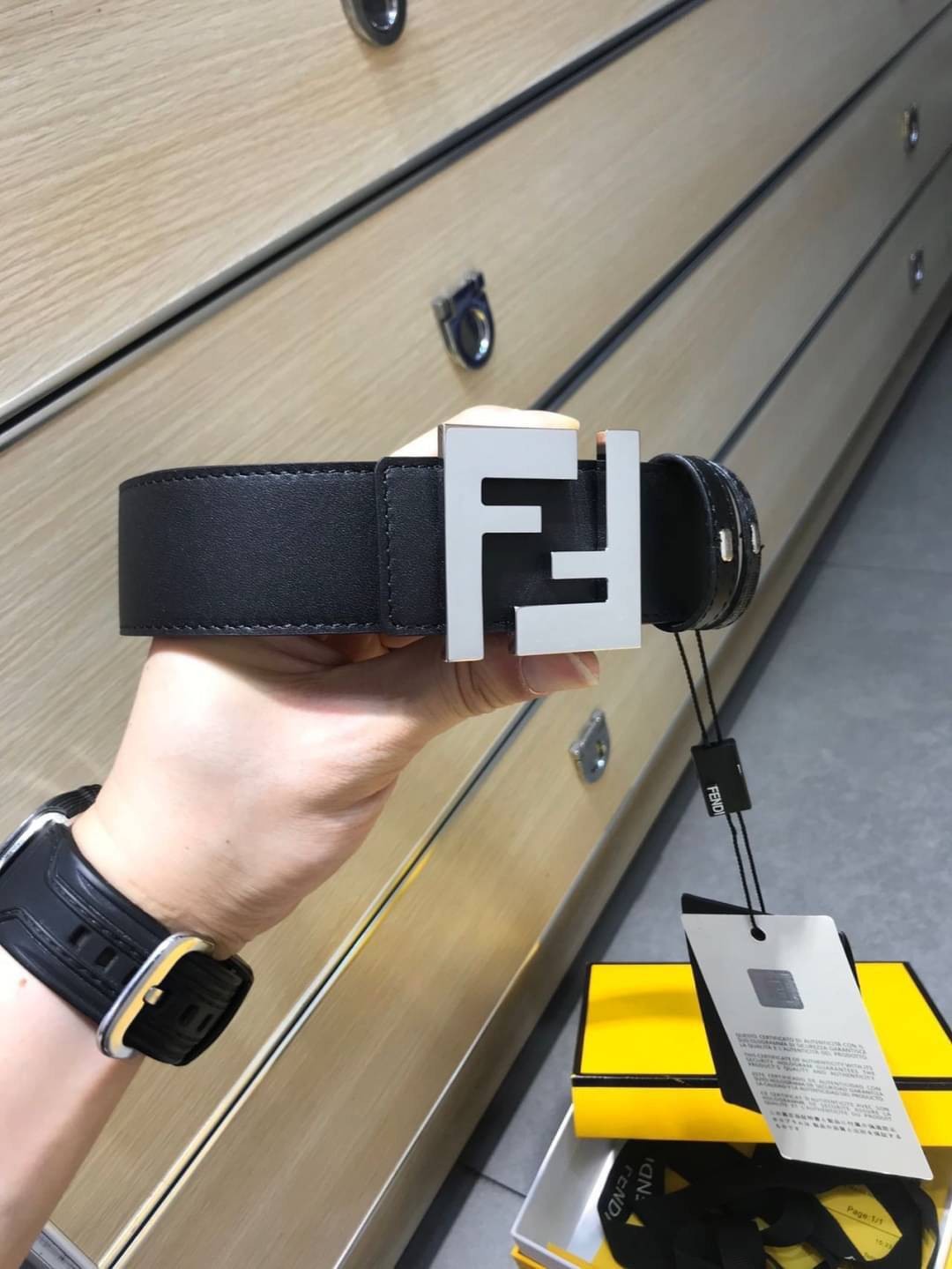FENDI Belt Black leather belt / FF Belt เข็มขัดเฟนดิหนังแท้ เกรดออริจินอล ดีไซน์เรียบหรูเข้ากับทุกลุค ใช้ได้ทั้งชายหญิง มาพร้อมกล่อง ห้ามพลาดค่ะ! พร้อมส่งที่ไทย ภาพถ่ายจากงานขายจริง ใช้งานต่างประเทศได้