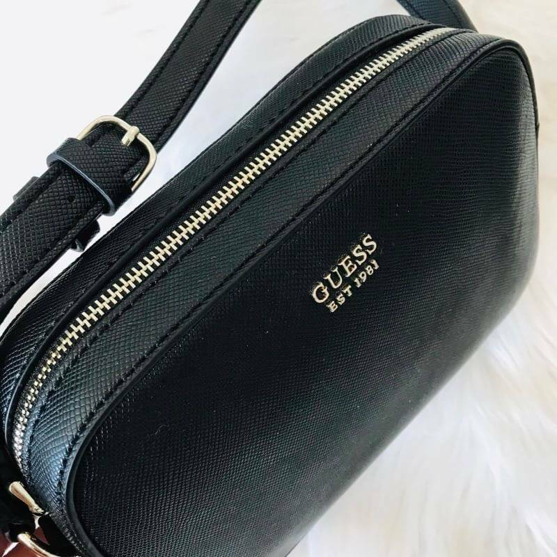 GUESS ZIP TOP KAMRYN CROSSBODY BAG กระเป๋าสะพายรุ่นยอดนิยม วัสดุ PU คุณภาพดี น้ำหนักเบา ด้านหน้าประดับด้วยโลโก้แบรนด์สุดหรู เปิดปิดกระเป๋าด้วยซิปสะดวกใช้ ด้านในโล่งกว้างมีช่องซิปและช่องใส่บัตร สามารถใส่มือถือได้ทุกรุ่น กระเป๋าสตางค์ใบสั้นได้ ซับในลายแบรนด