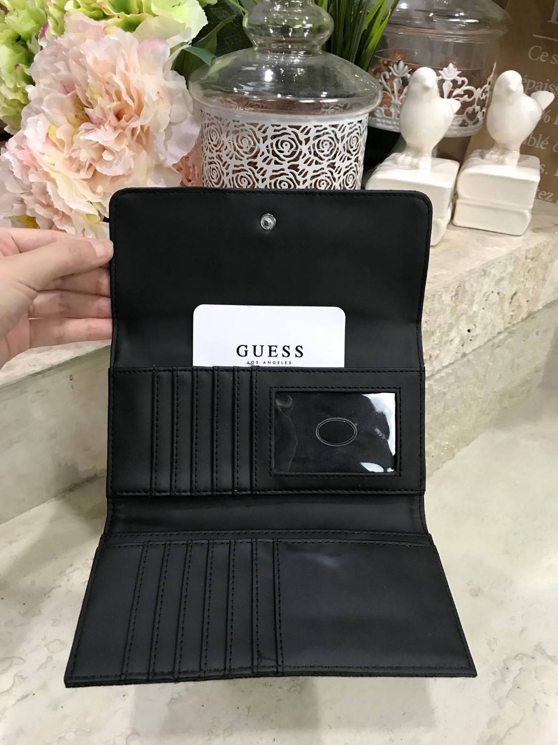 NEW ARRIVAL! GUESS FACTORY WOMEN'S WALLET กระเป๋าสตางค์ใบยาว3พับดีไซน์สวยรุ่นใหม่ล่าสุดวัสดุหนังนิ่มขึ้นลายริ้วด้านหน้าประดับโลโก้แบรนด์สวย เปิดปิดด้วยฝาปิด ภายในมีทั้งช่องใส่รูป ช่องใส่ธนบัตร แบงก์พัน และช่องใส่บัตรหลายช่องแยกเป็นสัดส่วน ภาพถ่ายจากส