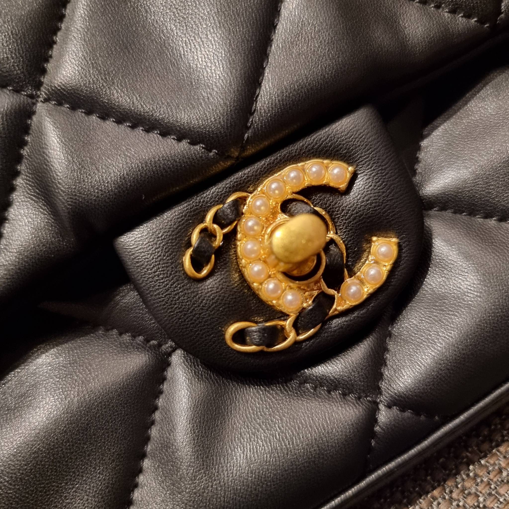 VIP 】สวยหรูพร้อมเสิร์ฟ!! กับไอเท็มสุดเลิฟจาก Chanel กระเป๋าสะพายที่สุดของความคุ้มค่า วัสดุหนังแกะนิ่มเต็มใบ เปิด-ปิดกระเป๋าด้วยตัวบิดล็อค ภายในกระเป๋าบุผ้าสวยหรู มีช่องโล่งกว้างจุของได้สบาย ใส่โทรศัพท์ กระเป๋าสตางค์ได้ มีช่องซิป 1 ช่อง ช่องย่อย 1 ช่อง ดีเ