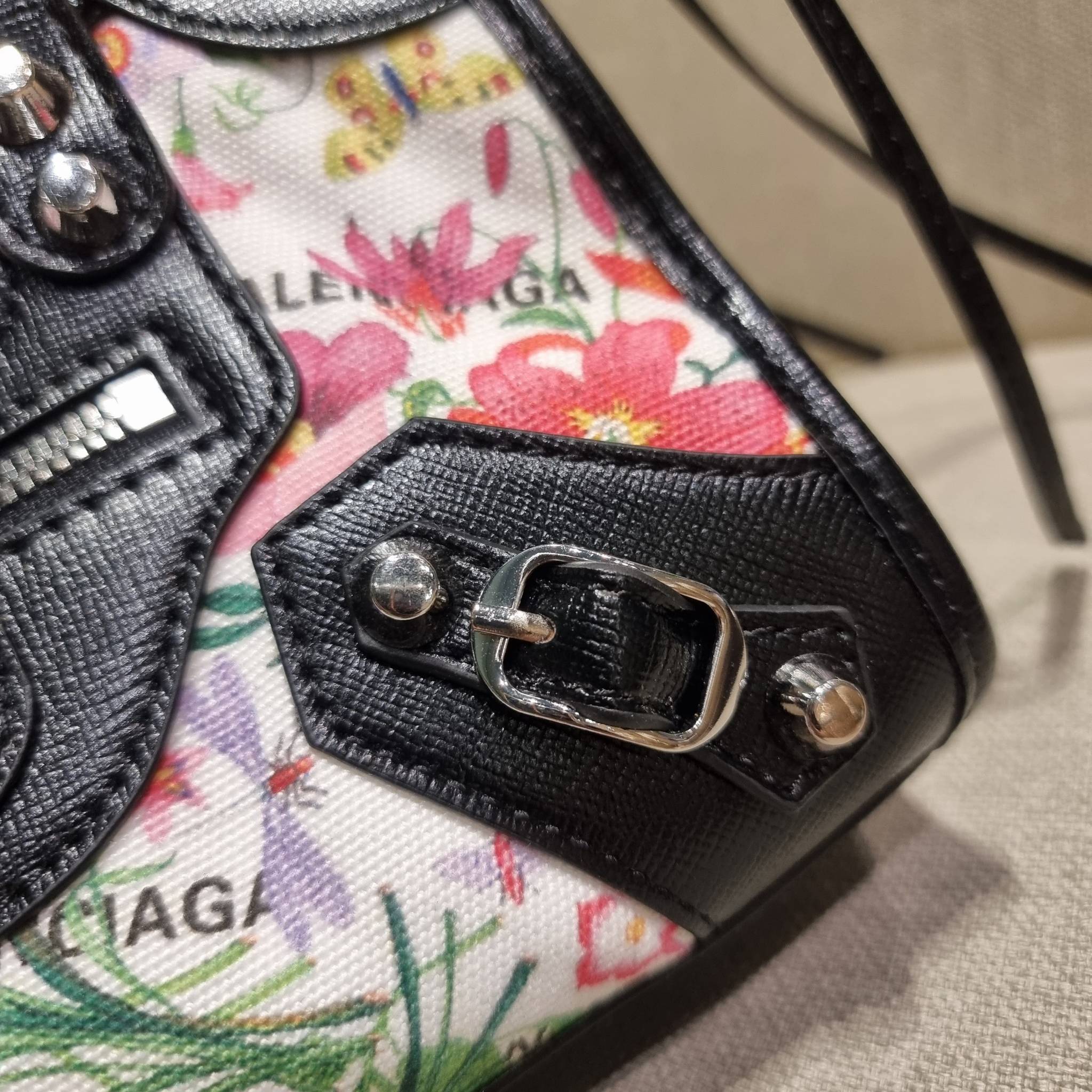 ไซส์ใหม่ กับรุ่นคอลแลบอีกหนึ่ง ที่ฮอตติดลมไม่เลิก!! Gucci×Balenciaga neo floral small bag กระเป๋าถือ/สะพายข้างที่โดดเด่นในสไตล์ที่ไม่ซ้ำ ไม่เกร่อ ดีไซน์มีกิมมิคและลูกเล่นแพรวพราว ทั้งหนังรูดซิป ทั้งหูจับ ทั้งความตกแต่ง มีดีเทลอัพราคาไปหมด วัสดุผ้าแคนวาสตั