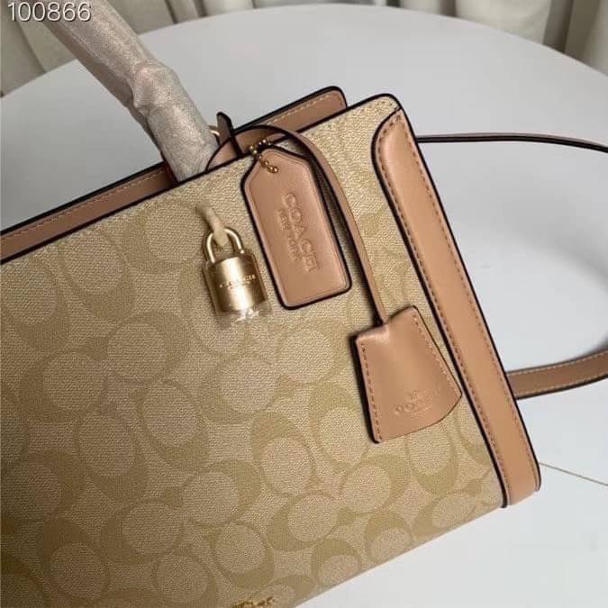 COACH ZOE CARRYALL IN SIGNATURE CANVAS เดอะเบสท์แห่งปี ต้องยกให้พี่คนสวยใบนี้เลย!! รุ่นที่สาวๆตามหา หายากอีกหนึ่ง กระเป๋าถือ/สะพายทรงสวย คลาสสิค ใบใหญ่จุคุ้ม มีดีเทลน่ารักๆที่แม่กุญแจ สามารถล็อคหัวซิปได้ กุญแจซ่อนในพวงหนังห้อยก็น่ารักไปอีก ภายในโล่งกว้าง 