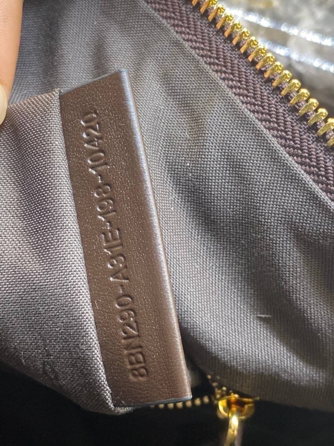 หนังแท้ Fendi Travel Bag Fendi Boston Vintage Bag พร้อมส่งที่ไทย Tobacco Zucca Canvas and Gold hardware. กระเป๋าเดินทางใบใหญ่กำลังดี ภายในโล่งกว้าง จุของได้เยอะ ภาพสินค้าถ่ายจากงานขายจริง ใช้งานต่างประเทศได้ค่ะ