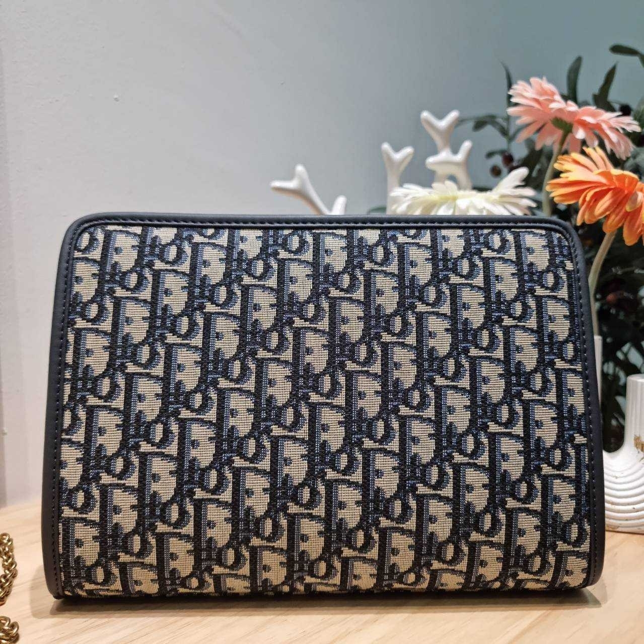 CD 30 MONTAIGNE DEA POUCH Dior Oblique กระเป๋าทรงพอชสุดชิค ที่มีทั้งความหรูหราและสปอร์ตในตัว พกพาง่าย ใช้งานสะดวก