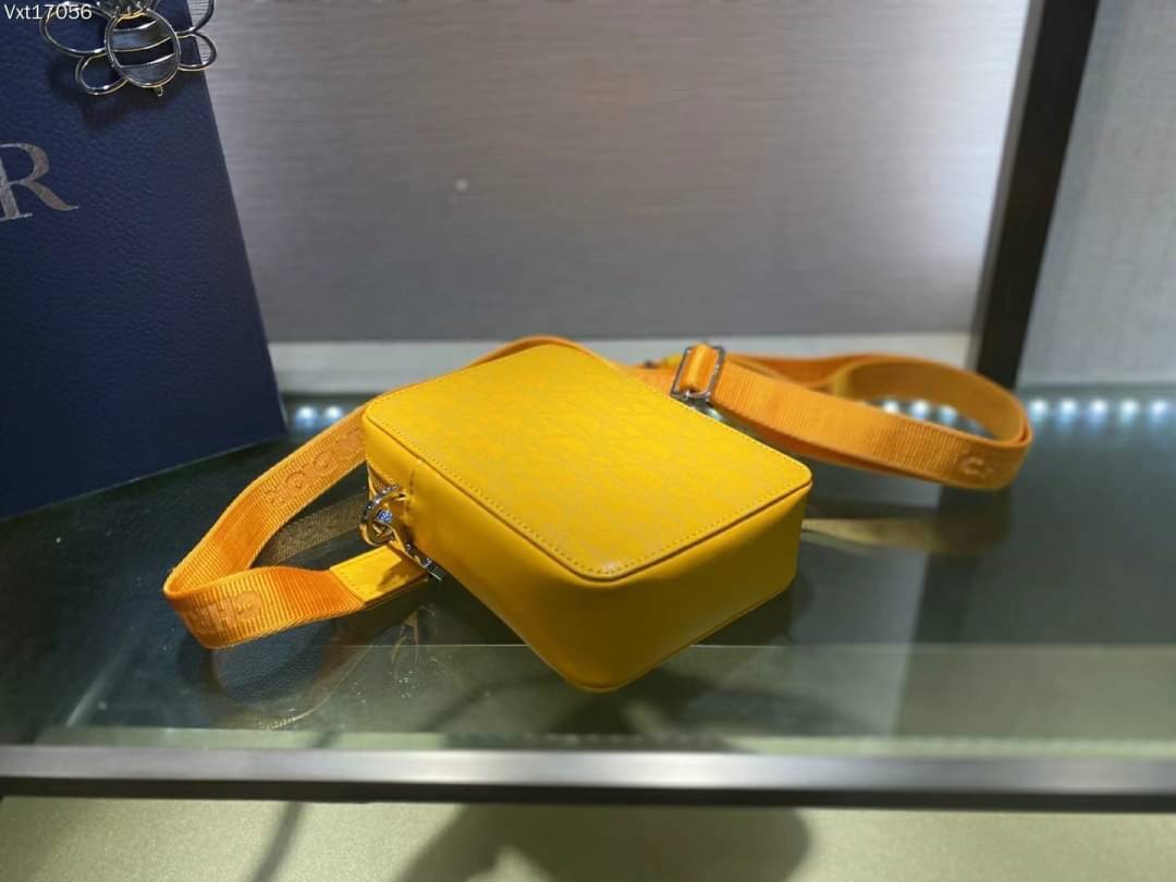 Dior World Tour Vertical / DIOR WORLD TOUR OBLIQUE GALAXY LEATHER MESSENGER POUCH BAG / Dior Pouch With Strap Oblique Galaxy Calfskin เกรดเทพออริจินอล หนังแท้ ภาพถ่ายจากสินค้าจริง ใช้งานต่างประเทศได้