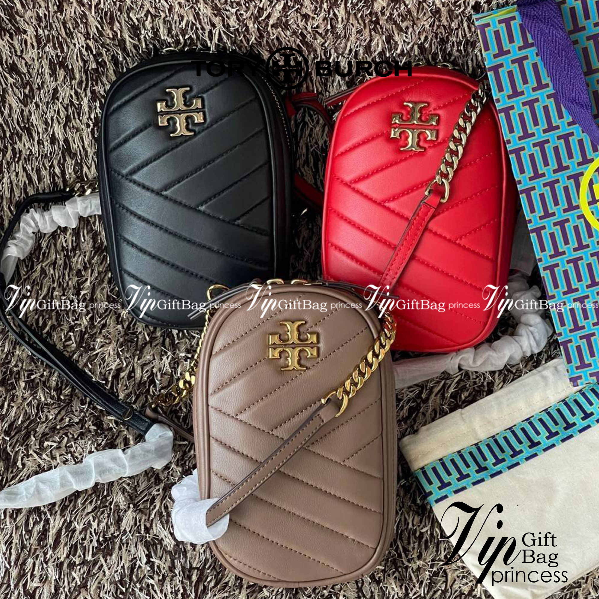 Tory burch kira chevron n/s crossbody bag กระเป๋าสำหรับใส่มือถือหรือของจุกจิกต่างๆ ได้กลายมาเป็นแฟชั่นสุดร้อนแรงแห่งปี คอลเลคชั่นนี้ออกมาเพื่อเอาใจสาวๆโดยเฉพาะ สีสันสุภาพเพื่อให้แมทช์กับสีสันของเสื้อผ้า ได้ง่าย ภายในยังสามารถแบ่งสันปันส่วนไว้สำหรับใส่บัตร