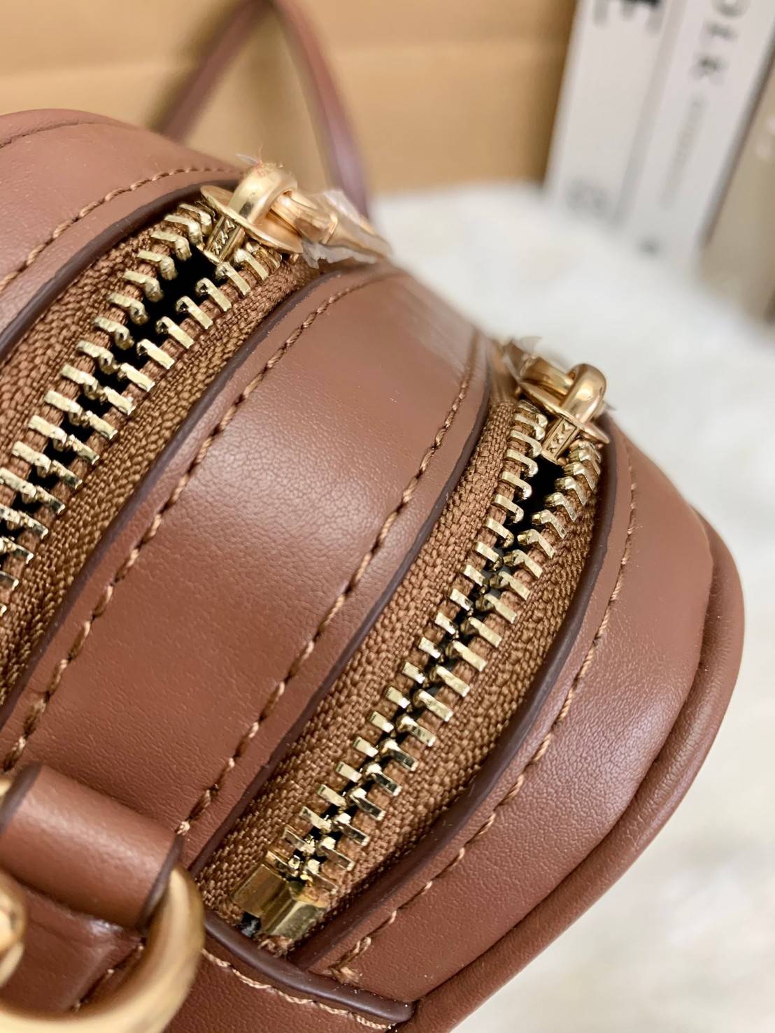 ใครรออยู่จัดเลยค่ะ มากี่รอบไม่พอจริงๆค่ะ😁 COACH JES CROSSBODY IN SIGNATURE BAG กระเป๋าสะพายข้าง//ครอสบอดี้ร์ วัสดุหนังแท้ หนังนิ่มทรงสวย 🔺อะไหล่ป้ายห้อยโลหะแบรนด์นะคะ กระเป๋าแบ่ง2ซิป แต่ละช่องกว้าง สามารถใส่กระเป๋าเงินใบยาวได้; ของจำเป็นได