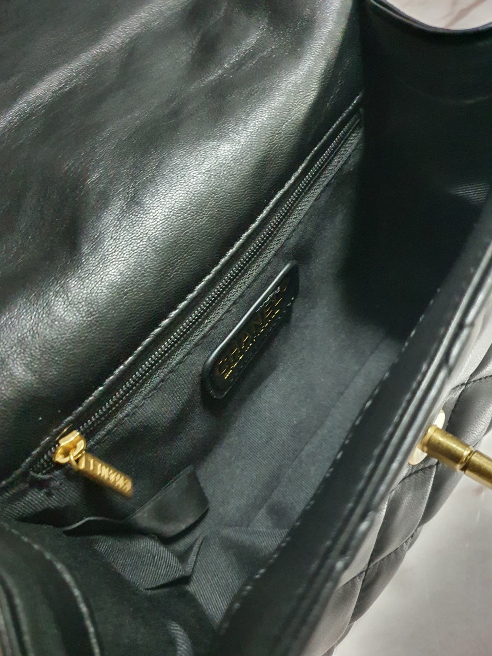 กระเป๋าทรงหรู จากงาน CHANEL VIP GIFT(GIFT WITH PURCHASE) จากเคาเตอร์ต่างประเทศ จากแบรนด์ CHANEL ลายหนังเรียบเงา อะไหล่ทองเข้มวินเทจ ด้านหน้าประดับโลโก้แบรนด์สีทอง เปิดปิดด้วยตัวหมุดล้อค มาพร้อมช่องซิปอีกหนึ่งช่อง มีแท็ก MADE IN ITALY ด้านใน ใช้ถือออกงานคื