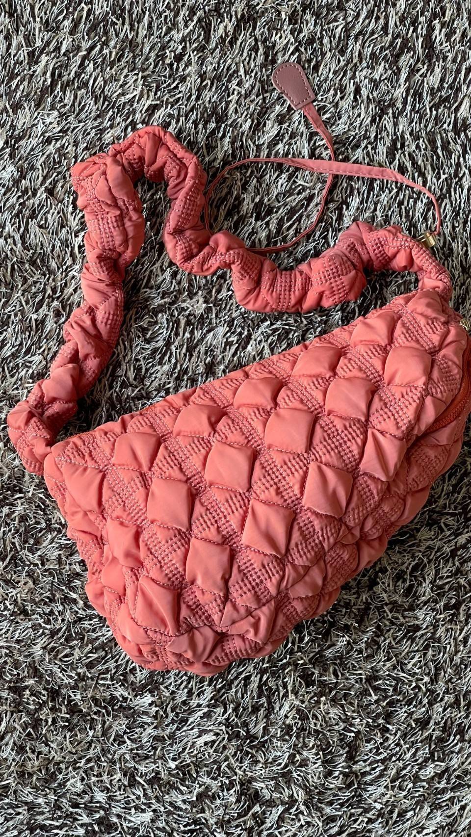 Cozy Shoulder Bag / Carlyn Bag 2022 สายแฟชั่นเกาหลีห้ามพลาด‼️ เป็นกระเป๋าที่กำลังได้รับความนิยมอย่างมากในเวลานี้ ถูกออกแบบมาให้มีลักษณะนุ่มนิ่มไม่ต่างจากพัฟเฟิลโค้ตหรือผ้านวม เลือกหยิบมาใช้ แมตช์เข้ากับคอสตูมได้ในแต่ละวัน