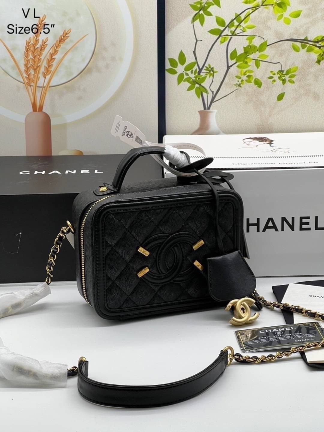 Chanel CC Filigree Vanity Case งานตามหาเข้าแล้วน้า พร้อมส่งมีจำนวนจำกัดนะคะ กระเป๋าสะพายทรงกล่องรุ่นยอดนิยม นอกจากความคลาสสิคของรูปทรง ตัวอะไหล่ก็ยังปรับเพิ่มดีเทลความหรูดูแพง