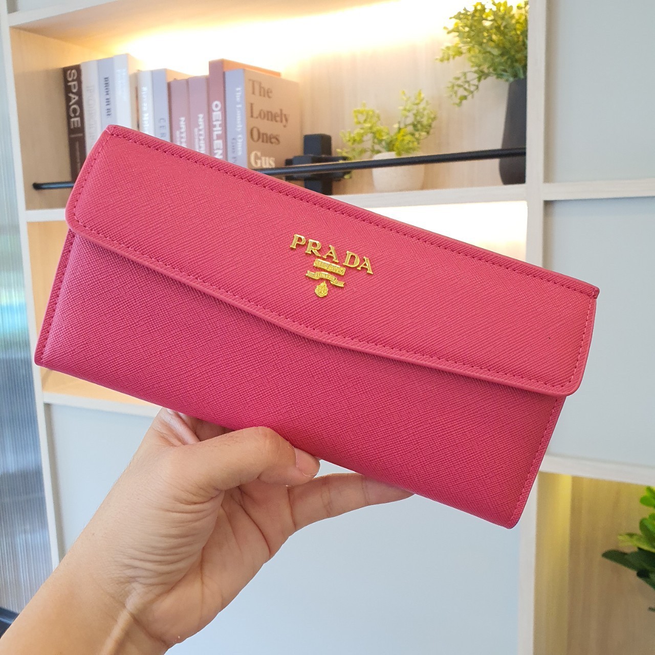 PRADA LONG WALLET กระเป๋าสตางค์รับทรัพย์ ทรงหรู จากแบรนด์ PRADA ลายหนัง SAFFIANO มีช่องใส่บัตร ถึง 12 ช่อง และช่องซิปใส่ของจุกจิกได้ น้ำหนักเบา จับถนัดมือ ขนาดกำลังดีคะ ถือแล้วดูดี อะไหล่ทองสุดหรู ใช้แล้วสวยแน่นอนค้า