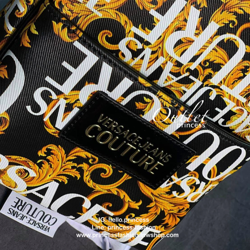 VERSACE JEANS MINI BACKPACK กระเป๋าสะพายเป้จากแบรนด์ดัง วัสดุ Saffiano PVC คุณภาพดี นิ่ม ด้านหน้าประดับด้วยโลโก้แบรนด์สวยโดดเด่น เปิดปิดกระเป๋าด้วยซิปสะดวกใช้ ด้านในโล่งกว้างมีช่องซิปและช่องเล็กสำหรับใส่ของ ด้านหน้ามีช่องซิปอีกหนึ่งช่องใช้งาน รุ่นนี้สามาร