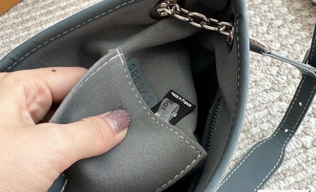 LV CarryAll BB Monogram Denim Bag กระเป๋าสะพายสุดไอคอนิกผสานสไตล์ล้ำสมัยเปี่ยมฟังก์ชัน ไซส์ใหม่ล่าสุด กะทัดรัดใช้งานได้คล่องตัวมากขึ้น เดนิมซีดสไตล์วินเทจ ปั้มนูนโลโก้ลายโมโนแกรม