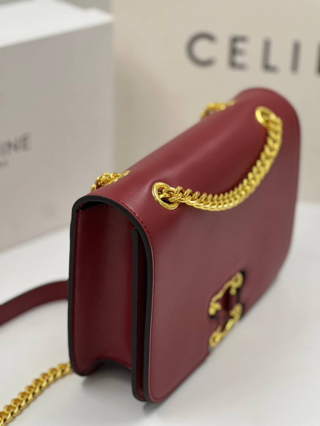 CELINE Classique Triomphe Bag in shiny / CELINE TRIOMPHE WITH CHAIN กระเป๋าสะพายทรงกล่องคล้าย Classic Box แต่มีรุ่นใหม่ออกแบบโลโก้สะดุดตาวินเทจ ด้วยดีไซน์ที่ดูโฉบเฉี่ยว