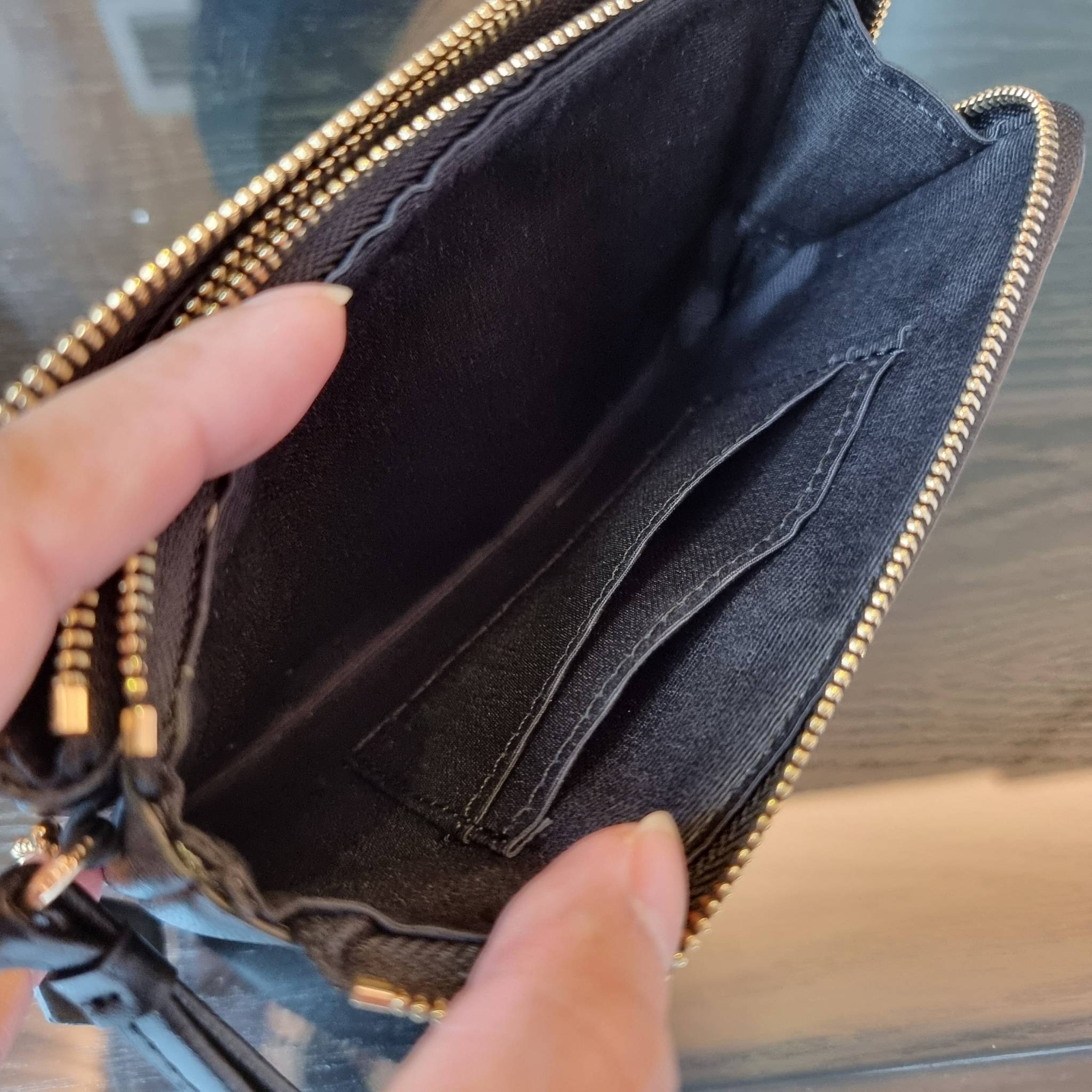 COACH F87591 DOUBLE CORNER ZIP WALLET IN SIGNATURE COATED CANVAS คล้องมือรุ่น 2 ซิป!! มาแล้วจ้า 🌟🤗 ไซส์นี้คือเหมาะมือจริงๆ พกง่ายเช่นเคย ไม่ต้องกังวลว่าจะเกะกะหรือกินพื้นที่กระเป๋าหลัก วัสดุหนังแคนวาสเคลือบลาย มีช่องหลักแยก 2 ช่อง ภายในบุผ