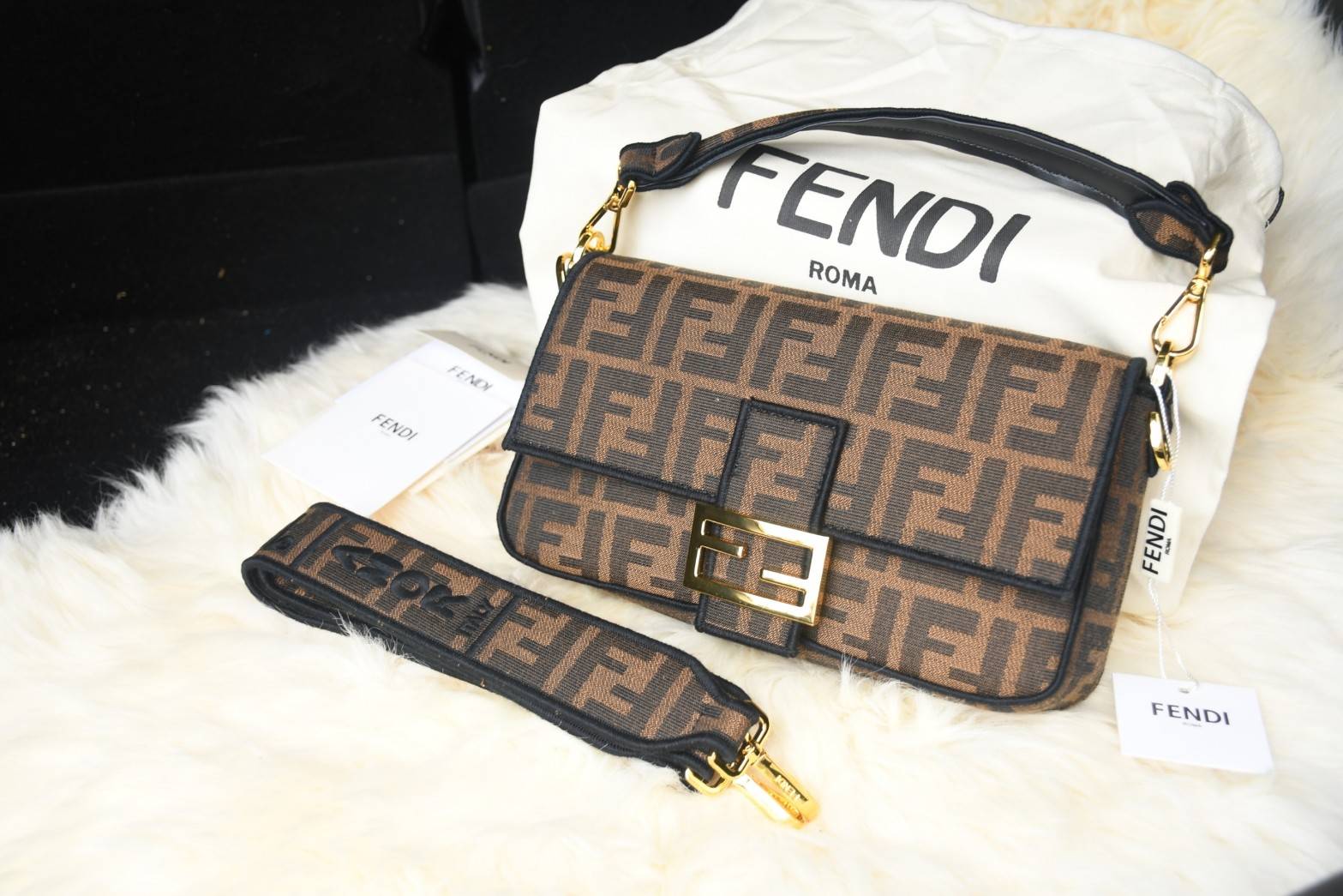 Fendi Baguette Brow Fabric bag กระเป๋าทรง Baguette ขนาดกลาง วัสดุ canvas ผ้าjacquard สีน้ำตาลพร้อมลวดลาย FF ขลิบด้วยลายปักสีดำโดดเด่นอะไหล่ทอง หรูหรา เปิด-ปิดด้วยตัวล็อคแม่เหล็ก มี1ช่องซิปด้านใน มี2สาย สายสั้นและสายยาว ถอดสายได้ สวยหรู ใบนี้ไม่ควรพลาดค่า