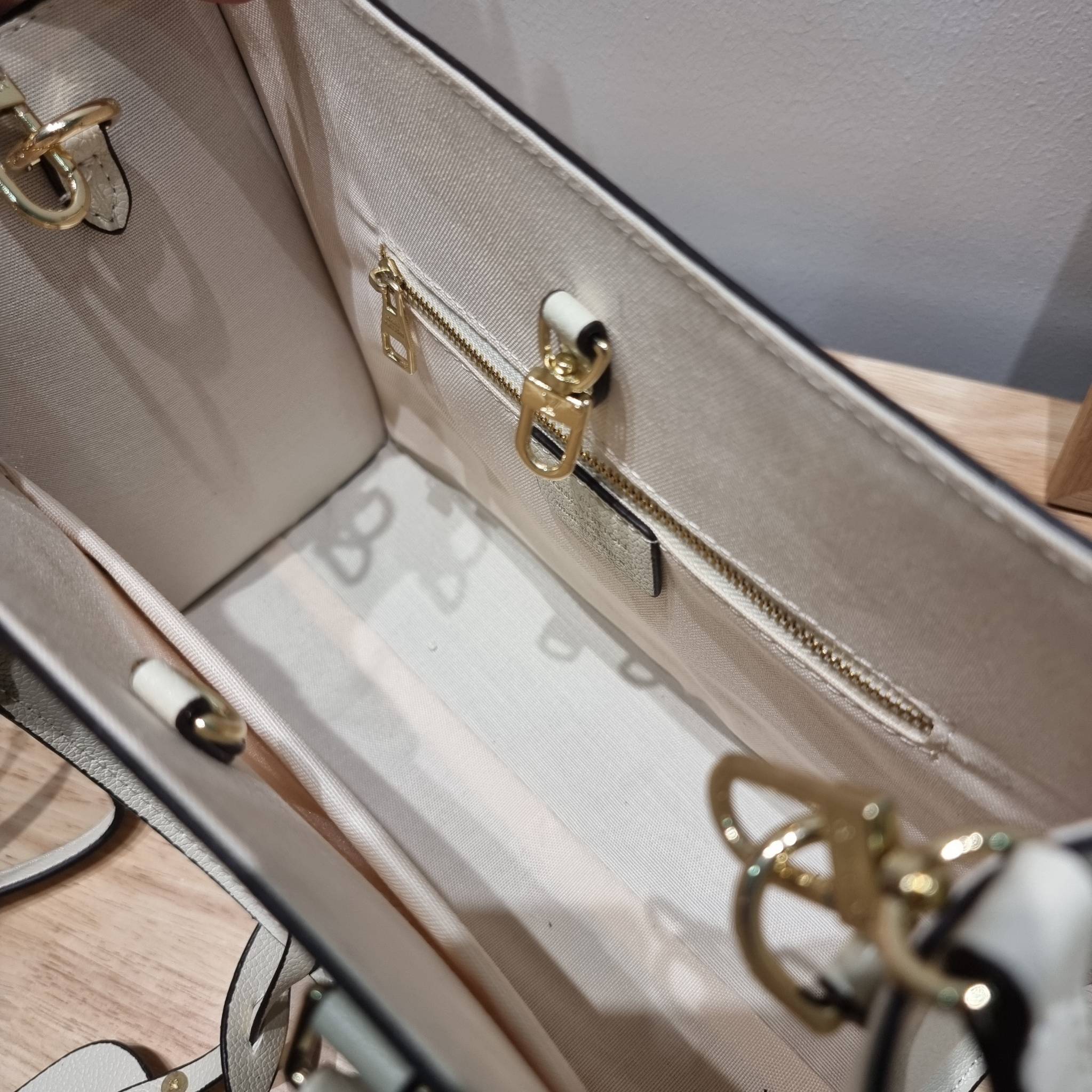 LV Onthego / LV crossbody tote bag กระเป๋าทรงโท้ทเวอร์ชั่นดั้งเดิม ที่คลาสสิค ผู้ดี หรูหรา โทนสีใช้งานง่าย ได้ทุกลุค ทุกสไตล์ วัสดุหนังลูกวัว ผิวลายเกรน มาพร้อมหูจับในตัว คล้องแขนก็ดูแพง หรือจะเกี่ยวสายครอสสะพายก็อัพลุคได้เลย ภายในโล่งกว้างมาก มีอะไหล่เกี