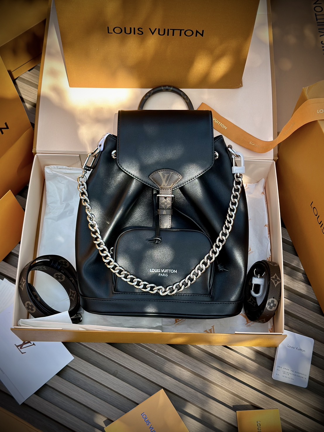 LV Montsouris Vibe PM Backpack bag กระเป๋าเป้รุ่นใหม่สุดหรู หนังแท้สวยเงางามเป็นเอกลักษณ์ 🤍 สินค้าเกรดออริจินอล ภาพถ่ายจากงานขายจริง ใช้งานต่างประเทศได้