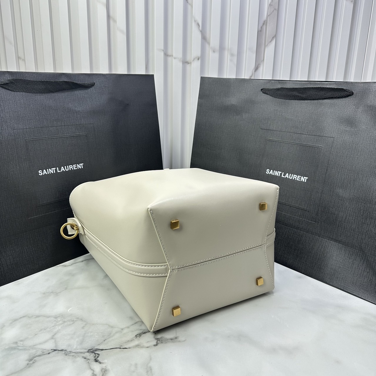 Medium 8" YSL Le 37 in shiny leather Hobo Bag / YSL Bucket Bag / YSL Tote Bag กระเป๋าสะพายทรงโฮโบโท้ท งานหนังสวยเต็มใบ อะไหล่ทองสวยคลาสสิก ราคาแสนดีแนะนำของมันต้องมีจริงๆ