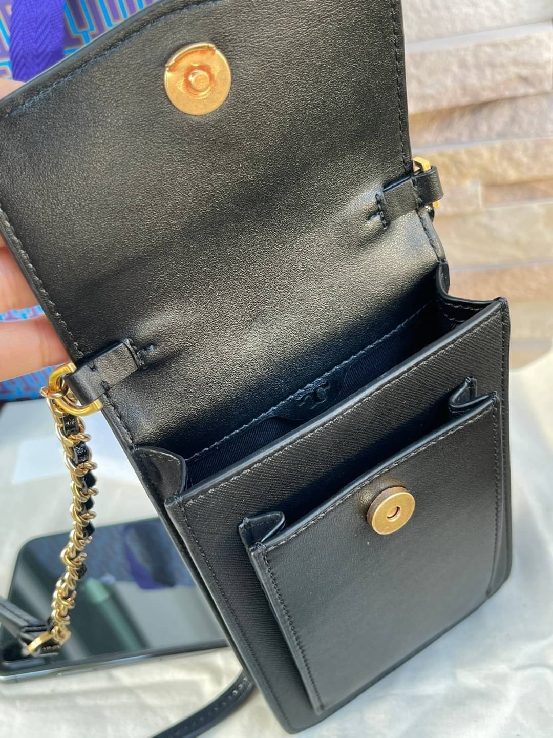 OUTLET 】Tory burch robinson mixed materials phone crossbody ไอเท็มหรูจากแบรนด์ดังอย่างTory burch อีกแบรนด์สุดคลาสสิกที่มีทั้งความเท่และความเรียบหรูลงตัว กับรูปทรงแบบมินิมอลสีเหลี่ยมมุมโค้งเรียบ ๆ ดีไซน์ฝาพับปิดกระเป๋าได้มิดชิด ยังมีลักษณะที่แนบกับตัวผู้ใช