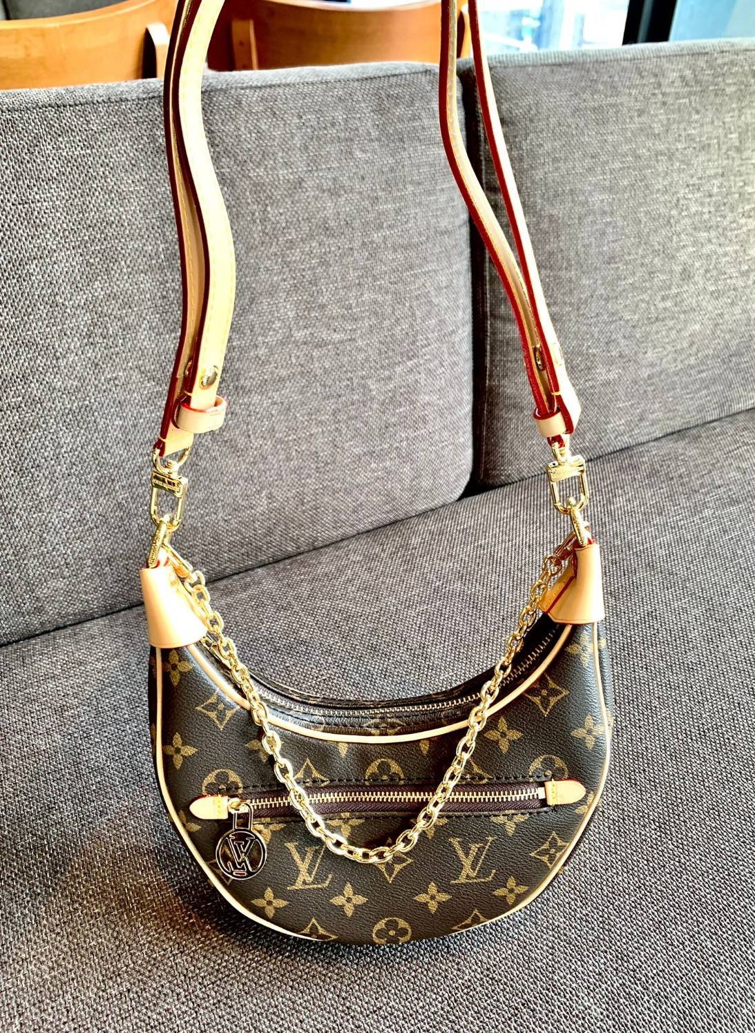 LOUIS VUITTON MONOGRAM LOOP BAG กระเป๋าทรง Loop ที่รังสรรค์ออกมาได้สวย เก๋ และดูดีมากๆ หนังแท้ มีความนิ่มละมุน สัมผัสแล้วคือใช่เลยค่ะ😘 ด้านหน้ามีช่องซิปเล็กให้ใส่ของจุกจิก เปิด-ปิดช่องหลักแบบซิป ภายในสามารถใส่กระเป๋าเงินใบกลางได้;มือถือได้ทุกรุ่น;