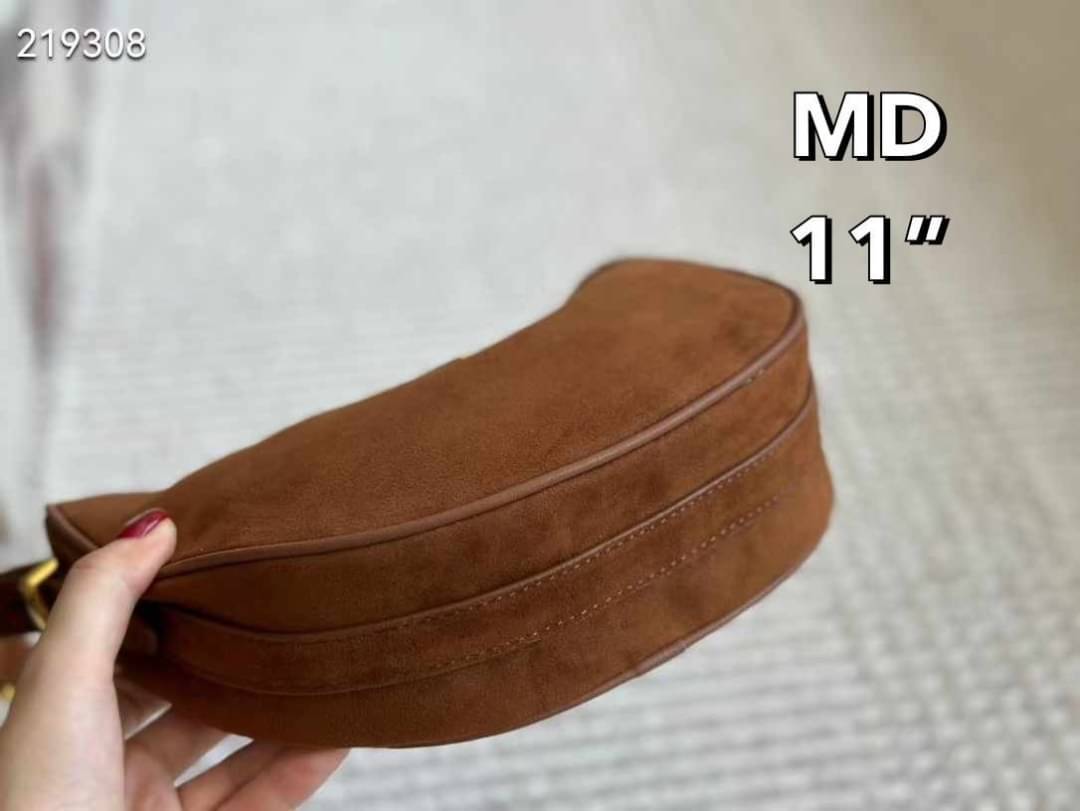 PRADA Arqué Suede Shoulder Bag Cocoa Brown กระเป๋าทรงโฮโบงานหนังกลับที่มาแรงมากๆ สวยเด่นเป็นเอกลักษณ์ ดีไซน์เรียบแต่มากมีอยู่จริง สวยดูแพง