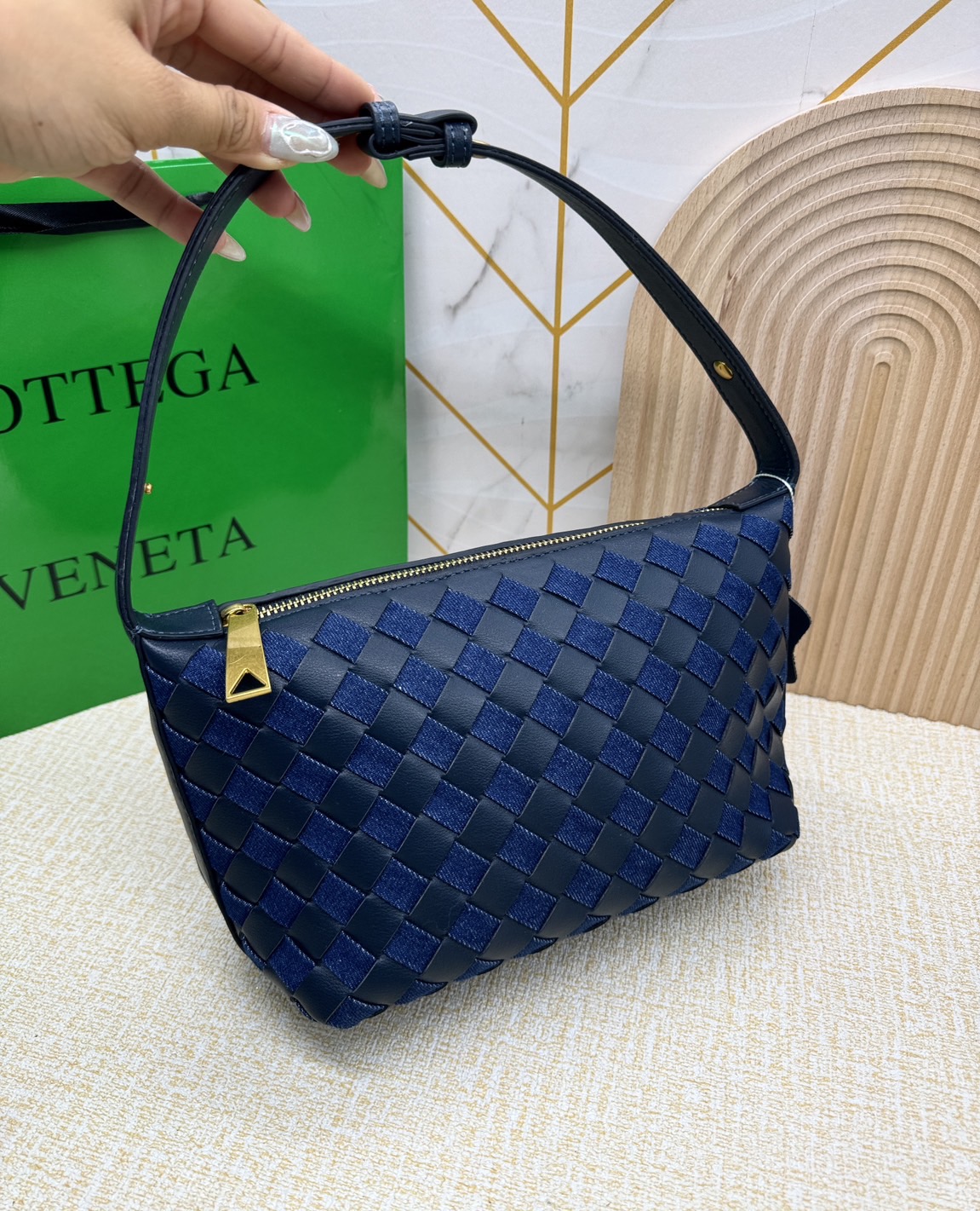 BOTTEGA Mini Wallace Denim Top-Handle Bag 20cm / BOTTEGA Hobo Bag กระเป๋าสะพายไหล่ วัสดุเดนิมคอตตอน ดีไซส์สานเป็นเอกลักษณ์สวยงาม เกรดออริ 1:1 ใช้งานต่างประเทศได้