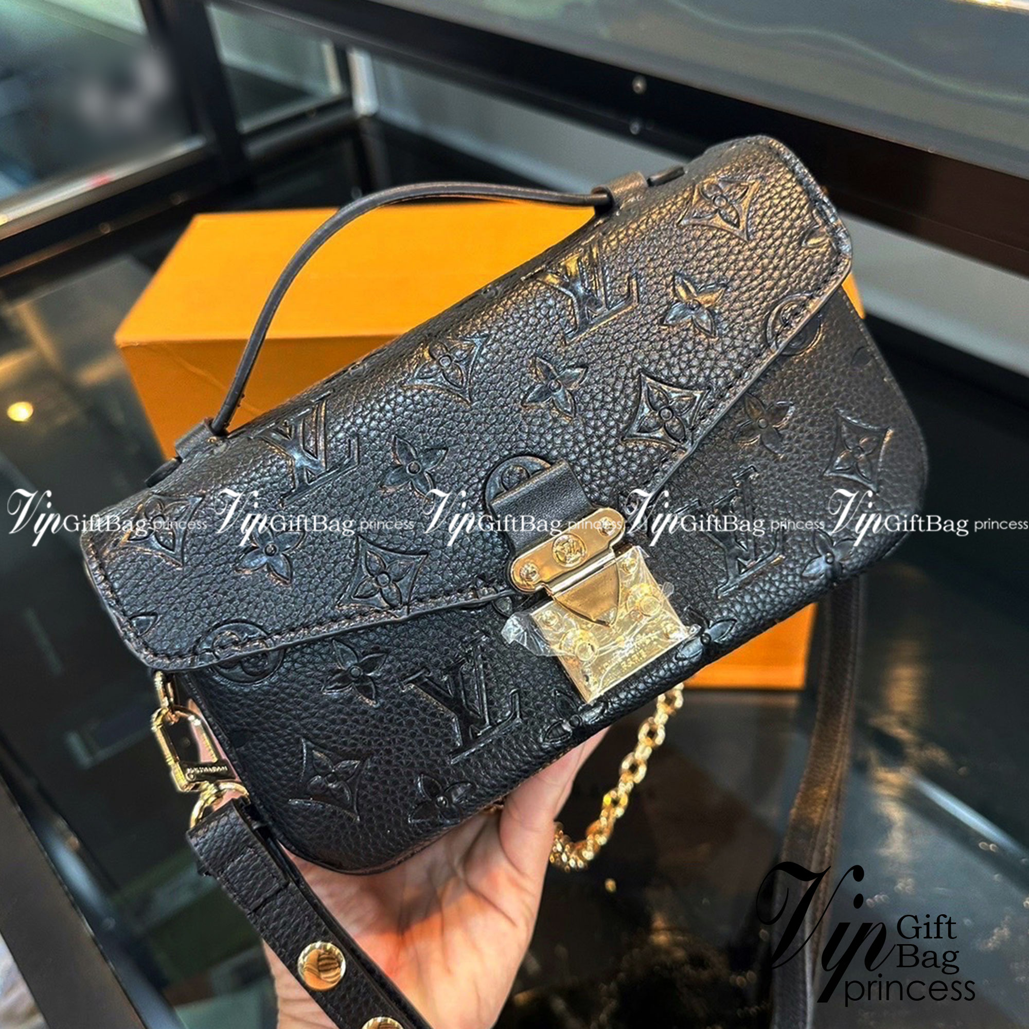 LV Pochette Métis East West กระเป๋าสะพาย พร้อมสายโซ่สีทองสำหรับสะพายไหล่แบบสั้นอย่างมีสไตล์ และสายหนังถอดได้ กระเป๋า Monogram แคนวาส แต่งขอบหนัง และตัวล็อกแบบ S-lock อันเป็นเอกลักษณ์ ของความหรูหรา พร้อมส่งที่ไทย ภาพถ่ายจากงานขายจริง ใช้งานต่างประเทศได้