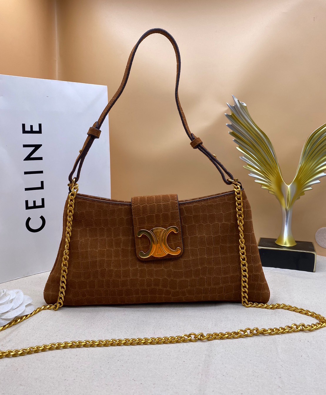 CELINE MEDIUM WILTERN BAG IN CROCODILE EMBOSSED SUEDE CALFSKIN / Celine hobo / Celine Bag พร้อมส่ง กระเป๋าถือ/สะพายโซ่อะไหล่ทองหรูหรา ทรงโฮโบ สวยผู้ดี ใช้งานง่าย โดดเด่นด้วยโลโก้สีทอง