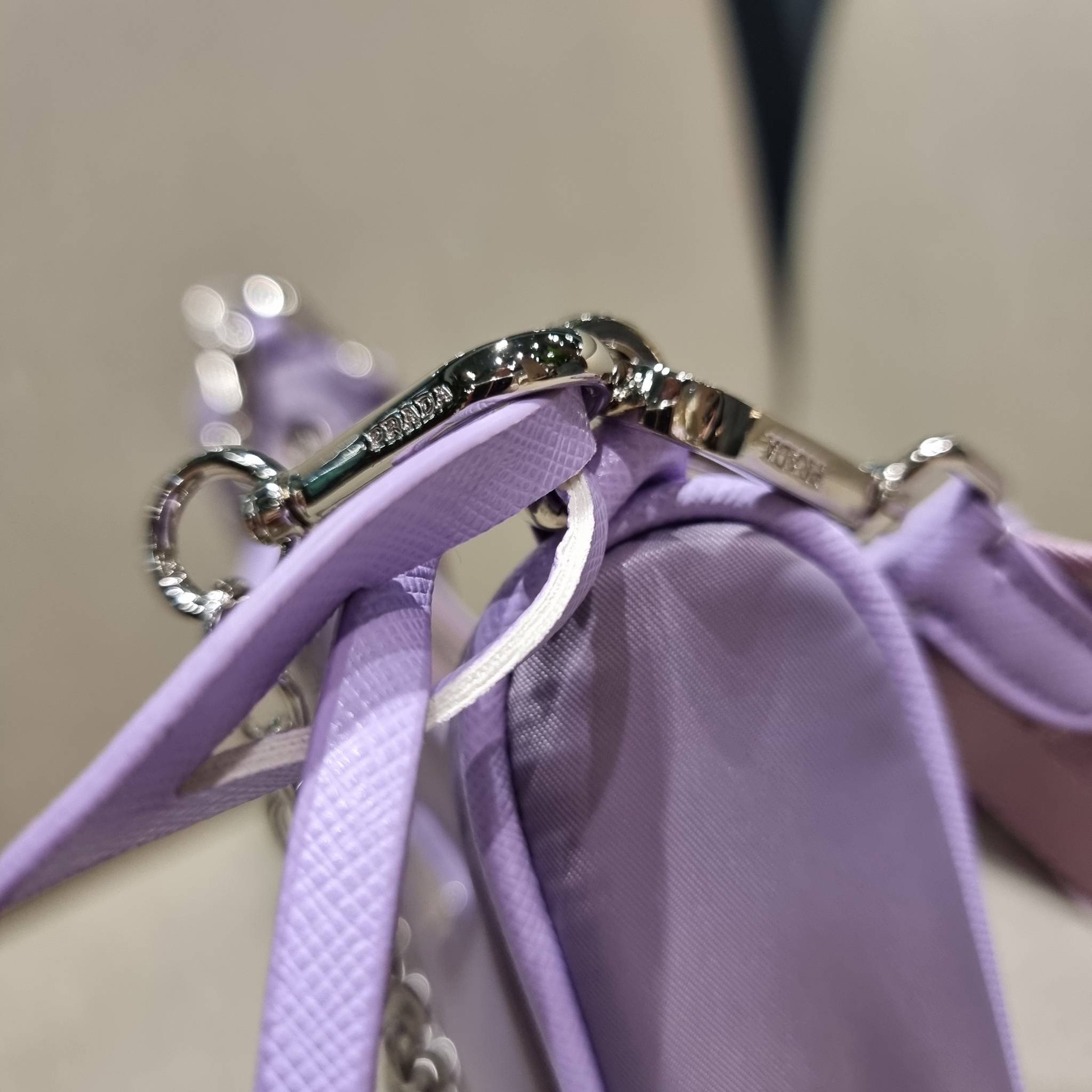 VIP 🥂 PRADA RE-EDITION 2005 RE-NYLON SHOULDER BAG ไอเท็มสุดปัง ที่ฮิตตลอดกาลไม่ว่าจะปีไหนๆ จัดให้ครบทั้งสีขายดีและสีใหม่ล่าสุด ที่สายคุณหนูห้ามพลาด!! กับกระเป๋าสะพายทรงคลาสสิค เหมาะเป็น everyday bag มากๆ วัสดุผ้าไนล่อนคุณภาพ พร้อมใบลูก ไว้ใส่เหรีย