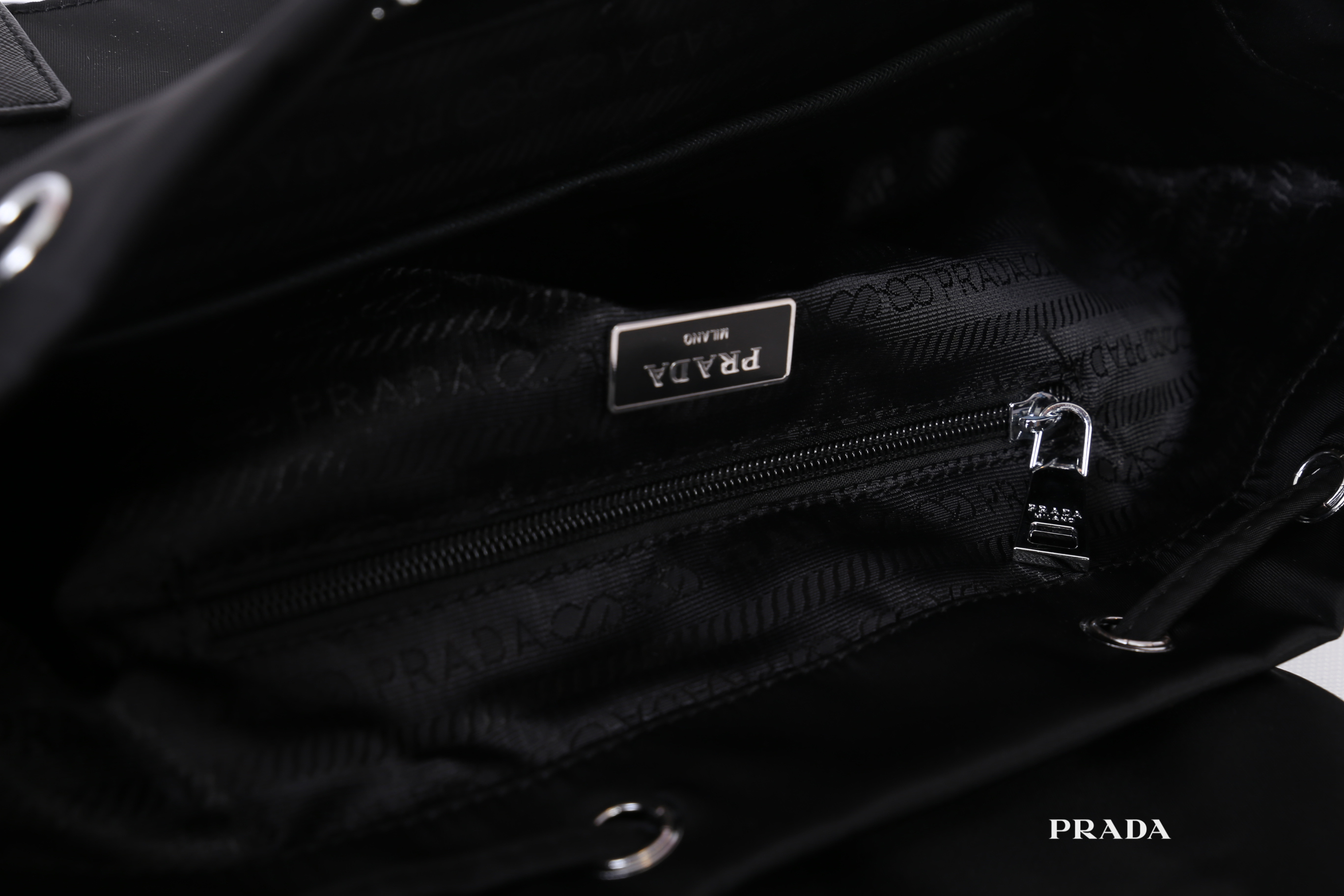 PRADA premium gift Nylon Backpack With Pocket วัสดุผ้าไนล่อนกันน้ำเนื้อหนาอย่างดี ใบนี้ ดีไซต์สวยเก๋ งานดีมากๆ อะไหล่แบรนด์ทุกจุด ใบนี้เก๋ตรงที่ เป็นเป้แบบหูรูด ทรงสวยน่ารัก แถมยังมีเปิดปิดด้วยกระดุมแม่เหล็กและแต่งด้วยเข็มขัดปรับได้ด้วย ด้านหน้ามีกระเป๋าอ