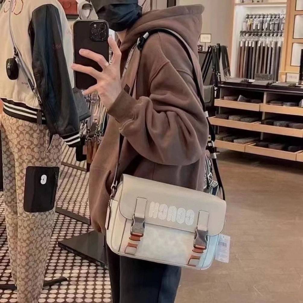 COACH TRACK CROSSBODY IN COLORBLOCK WITH COACH PATCH C6657 C8128 หล่อบอกต่ออีกหนึ่ง กระเป๋าสะพายทรงแมสเซ็นเจอร์ รุ่นเอาใจหนุ่มๆ ที่สาวๆก็อยากใช้!! ด้วยดีไซน์สีคัลเลอร์บล็อคที่โดดเด่น ทำให้ดูน่าใช้งาน วัสดุหนังแท้ สวยคมซ่อนหรู ฝากระเป๋ามีตัวล็อคแน่นหนา เปิ