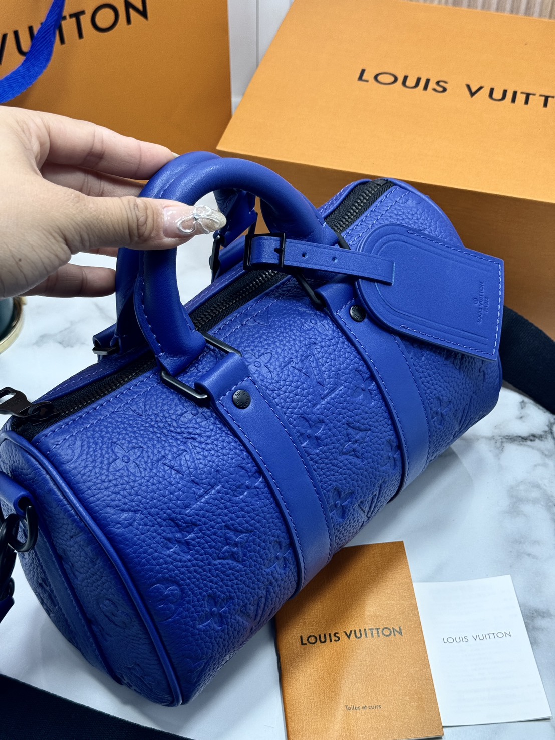 TOP ORI หนังแท้ | LV Keepall Bandoulière 25 กระเป๋าสะพายทรงหมอนสุดไอคอนิก หนังแท้ Taurillon ลายเกรน ฉลุลายโมโนแกรมสวยหรูคลาสสิก โทนสีหรูหราเข้ากันอย่างลงตัว