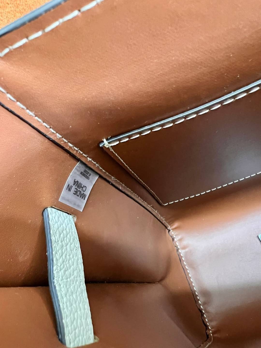 Large TORY BURCH LEE RADZIWILL PEBBIED BAG ((139014)) เป็นรุ่นที่สวย หรู น่าใช้มากๆค่ะ! ลุคหรูดูดีมากๆ กับกระเป๋าสะพายข้างจากTB ใบใหญ่