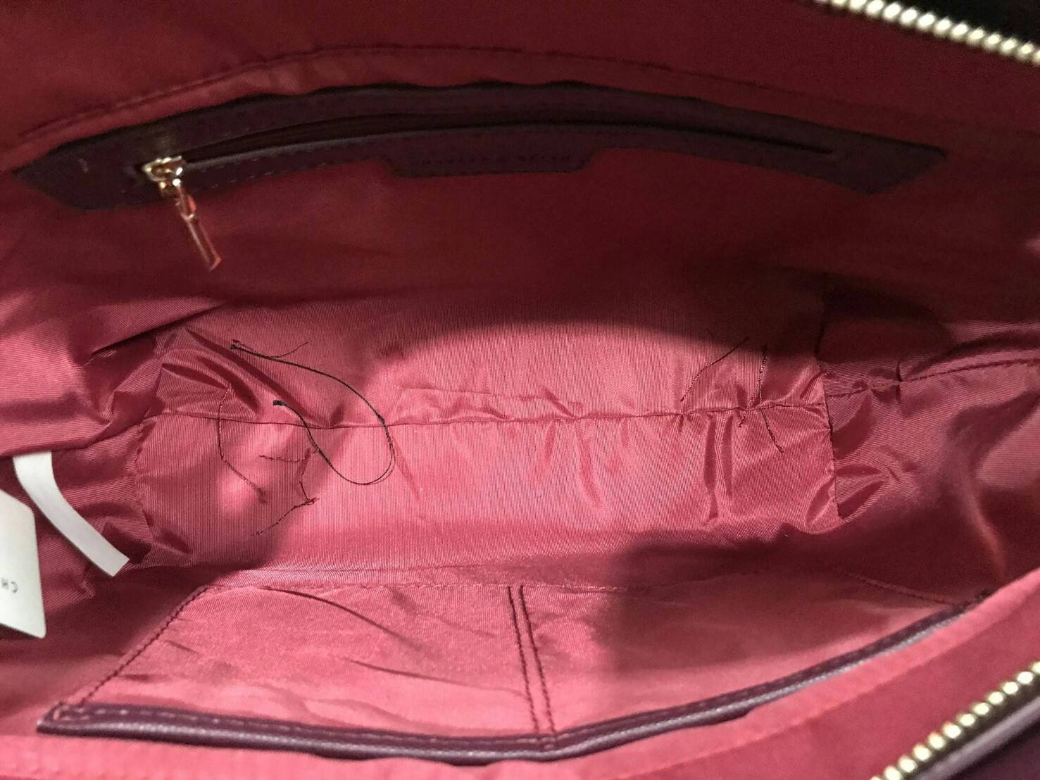 NEW ARRIVAL! CHARLES & KIETH TRAPEZE BAG 2018 กระเป๋าถือหรือสะพายคอลเลคชั่นใหม่ชนช็อปดีไซน์ยอดนิยมวัสดุหนังคาเวียร์อยู่ทรงสวย โดดเด่นที่หูหิ้วประดับพวงกุญแจโบว์ห้อย เปิดปิดด้วยซิปภายในมีช่องซิป หัวซิปปั้มโลโก้ มีหมุดรองฐานกันรอยสี่มุม พร้อมสายสะพายยาวปรับ