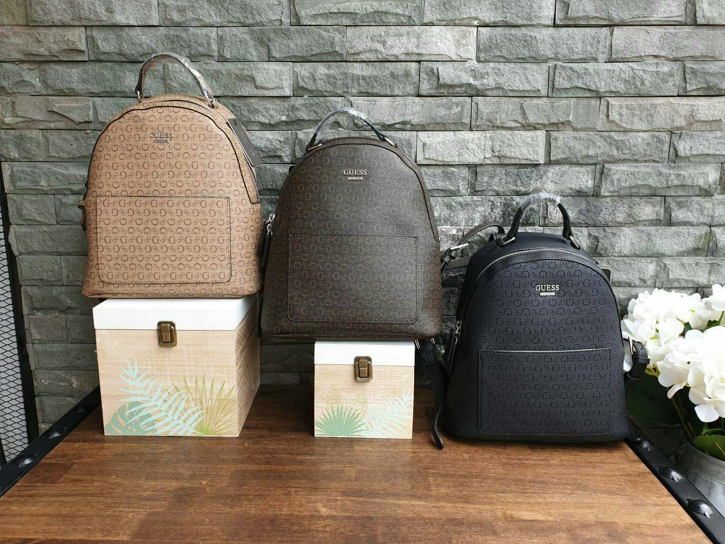 GUESS WOMAN'S BACKPACK กระเป๋าสะพายเป้ขนาดกำลังดี วัสดุหนังแกะสังเคราะห์ โลโก้รอบใบ หนังสวย น้ำหนักเบามากกกๆ!! กันน้ำ ทำความสะอาดง่าย มีหูหิ้วเเละสายสะพายหลังเลื่อนปรับได้ 5 ระดับ ด้านหน้าประดับโลโก้แบรนด์ อะไหล่เงิน และ มีช่องใส่ของ 1 ช่อง เปิดปิดด้