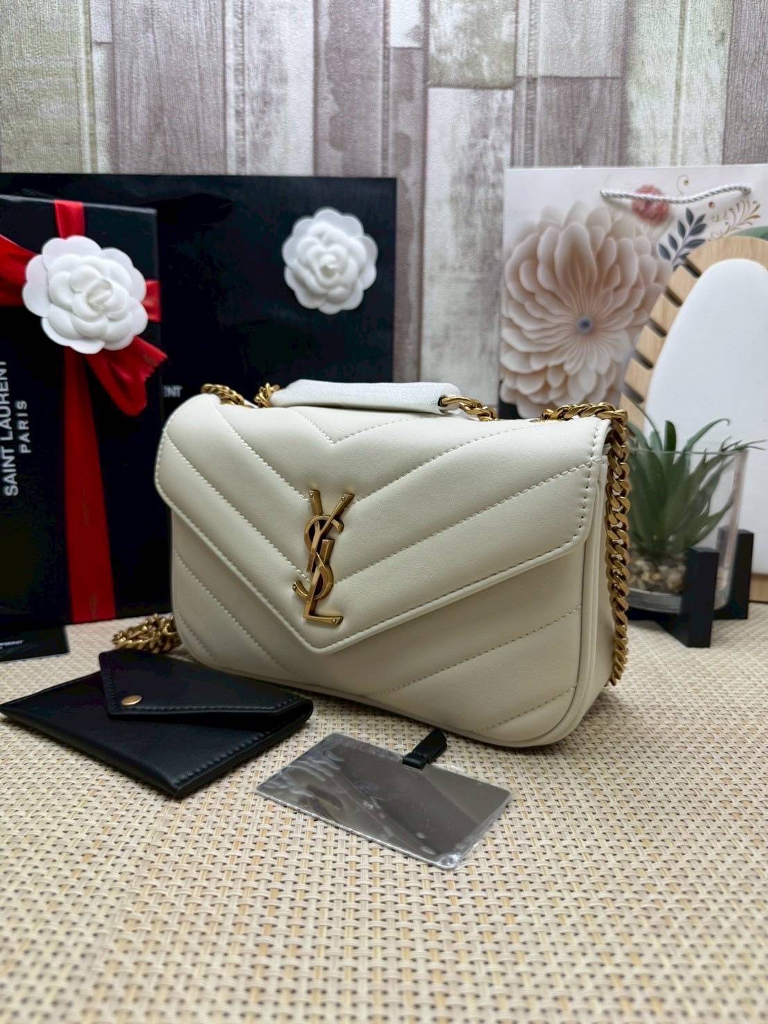 ORI หนังแท้ | YSL LOULOU small in MATELASSÉ กระเป๋าสะพายสายโซ่าีทองหรูหรา งานหนังแท้เนื้อนุ่มตะเข็บเย็บลายเชฟรอนสวยหรูโดดเด่นเป็นเอกลักษณ์ 🤍 เกรดออริจินอล หนังแท้